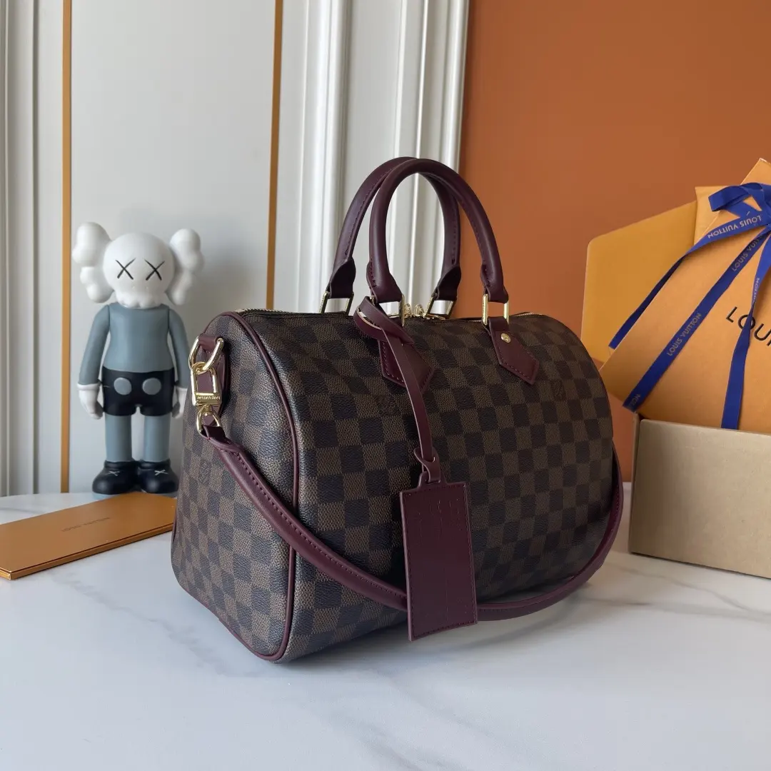 升级版 批140 M3A249 M3A350 M40391 本款 Speedy Bandouli&egrave;re 30 手袋出自 Flight Mode 系列，Damier 图案邂逅 Monogram Rouge 标识，巧妙融合两大路易威登经典元素。帆布包身搭配牛皮革饰边，莹润 LV 挂锁与可拆卸地址牌点亮精致细节。拉链内袋妥善存放随身小物。尺寸:30 x 21 x 17 (厘米) ((长 x 高 x 宽)