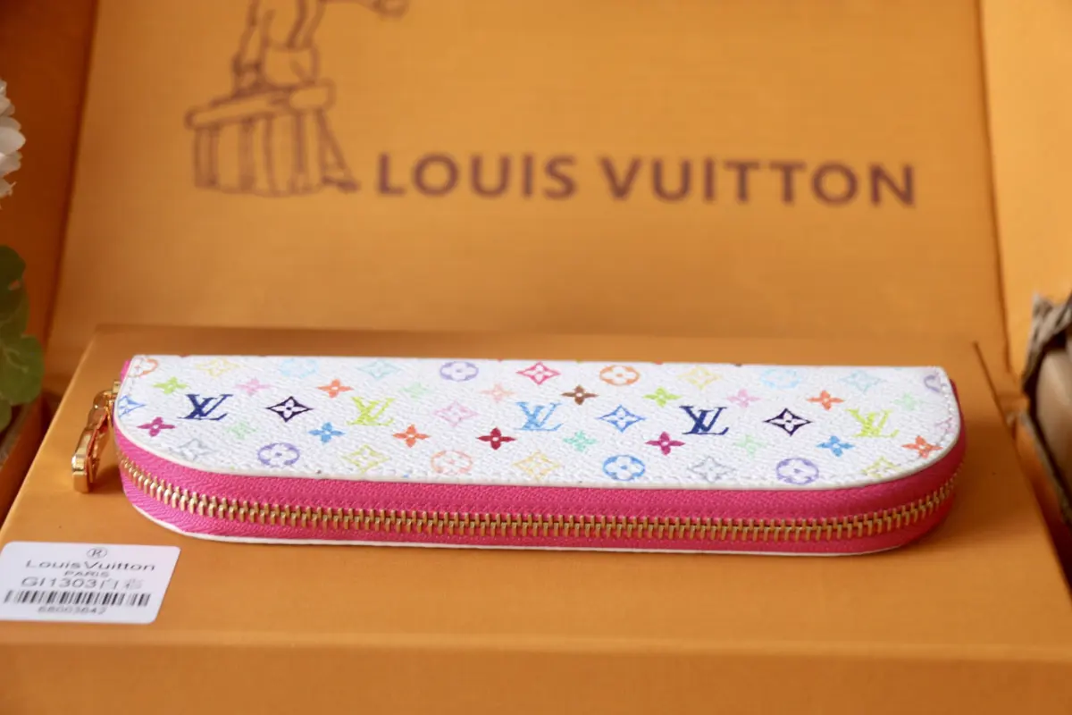 GI1081白花/GI1303白彩💕P140 - 主体为LV标志性Monogram老花帆布，拉链边缘拼接配色皮革/织物，金属拉链头刻有LV标识，撞色设计增添活泼感； ​ - 采用长条形弧形造型，贴合笔具收纳形态，内部空间可容纳多支笔、便签等小文具。