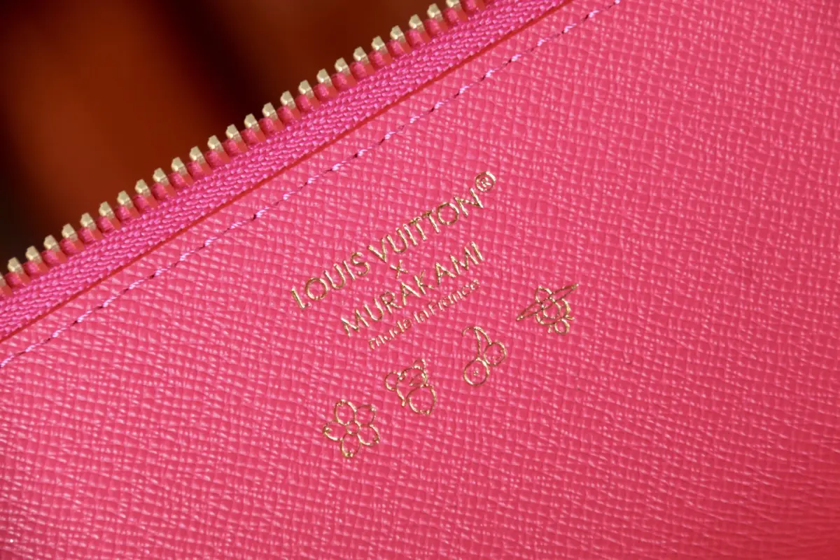 GI1081白花/GI1303白彩💕P140 - 主体为LV标志性Monogram老花帆布，拉链边缘拼接配色皮革/织物，金属拉链头刻有LV标识，撞色设计增添活泼感； ​ - 采用长条形弧形造型，贴合笔具收纳形态，内部空间可容纳多支笔、便签等小文具。
