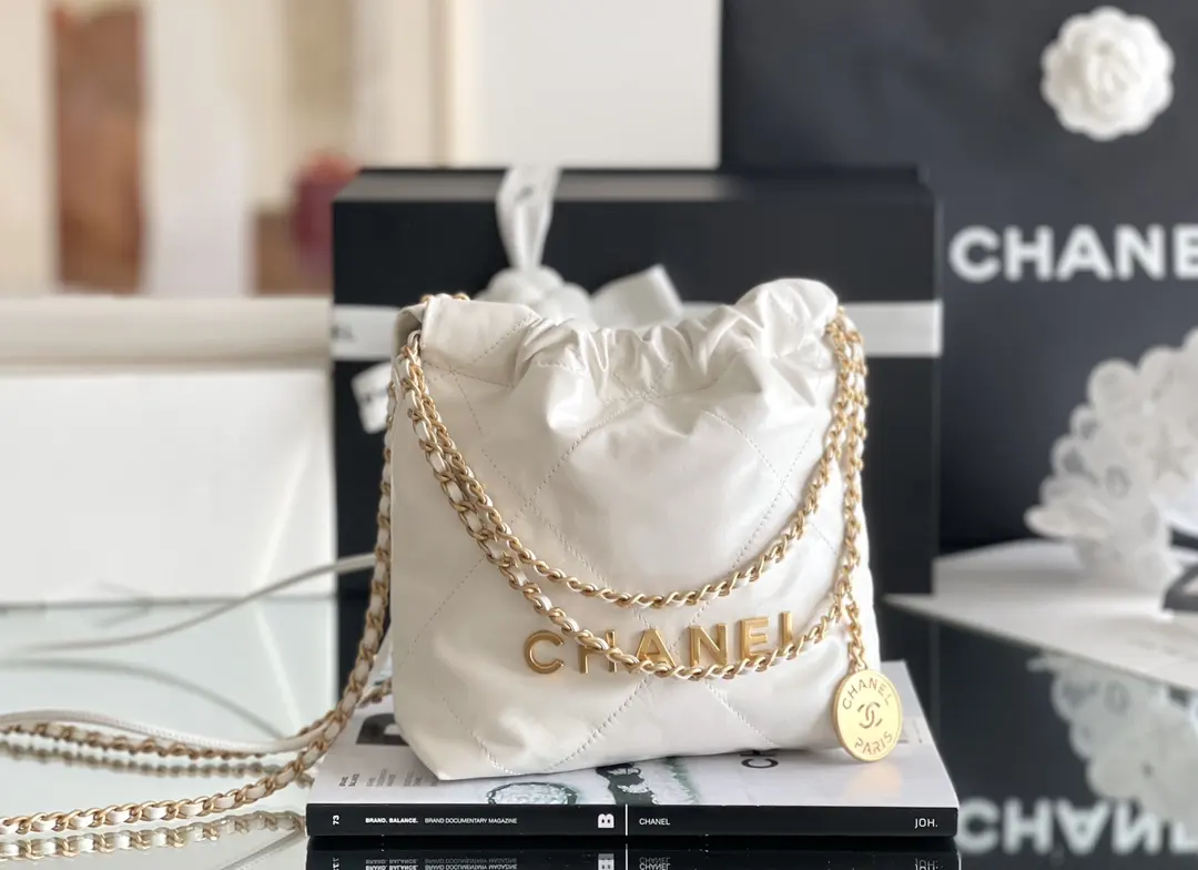 顶级进口原厂皮免税版本%95现货 𝟐𝟑𝙎 𝙈𝙞𝙣𝙞𝟐𝟐𝙗𝙖𝙜 白色as3980\n可爱俏皮小巧精致💖💖吸睛度𝟏𝟎𝟎%\n皮穿链条⛓五金️➕皮绳肩带，细节满满🫶\n一包多用，🉑️斜挎🉑️手提🉑️双肩背，也可使用调节扣，就可以把它变为腋下包的背法\n简单日常出门的小物品都可以容纳\n𝙎𝙞𝙯𝙚:𝟐𝟎:𝟏𝟖.𝟓:𝟔𝙘𝙢