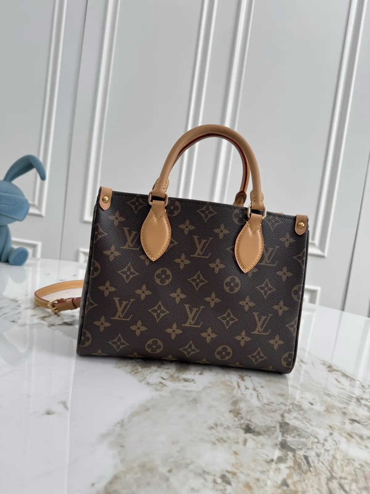 P370💰M3a026 本款M3A142大号LV26秋冬新款ONTHEGO 这款ONTHEGO SOFT托特包以垂感的现代廓形搭配精致编织链条焕新演绎，以老花帆布和老花压印小牛皮革精心制造，袋身以对比色皮革饰边及金色金属件，令精致细节更显升华，是完美的城市袋款，实用设计尺寸足以收纳书籍等日常必需品，而内置口袋可妥善收纳随身小物，配备可拆卸及可调节长度肩带，可作手提、肩背或斜跨造型，尽显时尚优雅 尺寸：25*19*11.5(长 高 宽)