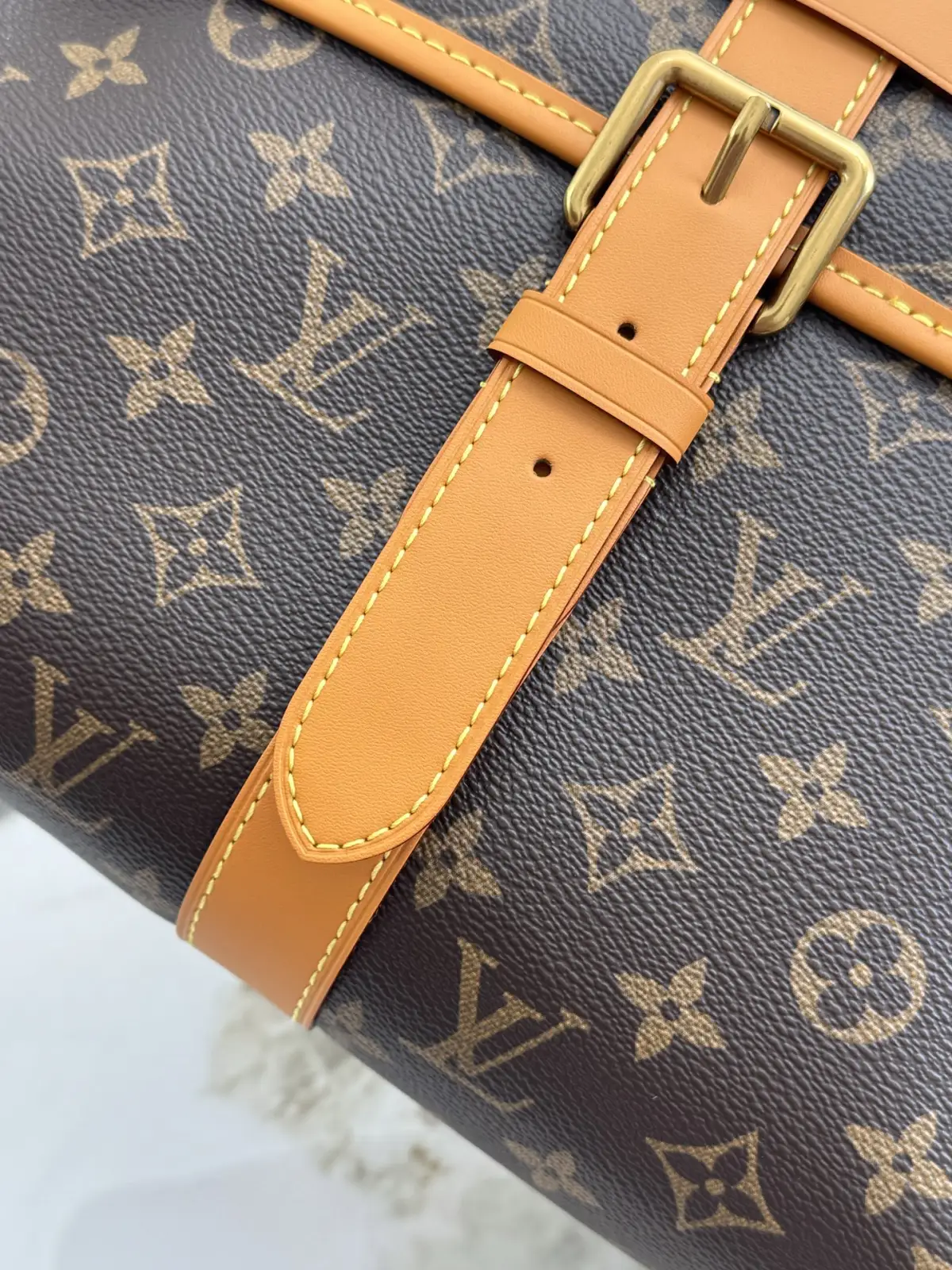 P440💰M2A655 顶级原单 变码芯片163c 本款 Jet Lag 手袋以 Monogram Archive 帆布搭配牛皮革饰边，以随性格调轻松驾驭昼夜场合。充裕内层可收纳专业笔记本电脑与晚装，风格切换自如流畅。灵活百搭款型，配以可拆卸顶部手柄与可拆卸肩带，斜挎、肩背、手提皆宜。 34.5 x 26 x 13C (长度 x 高 x 宽) Monogram Archive 涂层帆布 牛皮革饰边 织物内衬 金属件 主隔层配有搭扣开合 拉链内袋 可存放 12 英寸笔记本电脑 肩带：可拆卸，可调节 包带半长：33.0 厘米 包带半长可调至：58.0 厘米 手柄：单手柄，可拆卸