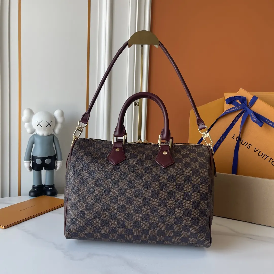 升级版 批140 M3A249 M3A350 M40391 本款 Speedy Bandouli&egrave;re 30 手袋出自 Flight Mode 系列，Damier 图案邂逅 Monogram Rouge 标识，巧妙融合两大路易威登经典元素。帆布包身搭配牛皮革饰边，莹润 LV 挂锁与可拆卸地址牌点亮精致细节。拉链内袋妥善存放随身小物。尺寸:30 x 21 x 17 (厘米) ((长 x 高 x 宽)