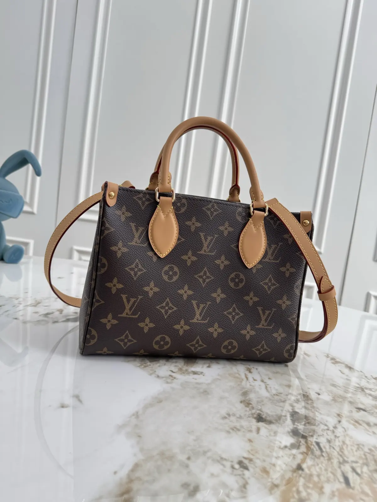 P370💰M3a026 本款M3A142大号LV26秋冬新款ONTHEGO 这款ONTHEGO SOFT托特包以垂感的现代廓形搭配精致编织链条焕新演绎，以老花帆布和老花压印小牛皮革精心制造，袋身以对比色皮革饰边及金色金属件，令精致细节更显升华，是完美的城市袋款，实用设计尺寸足以收纳书籍等日常必需品，而内置口袋可妥善收纳随身小物，配备可拆卸及可调节长度肩带，可作手提、肩背或斜跨造型，尽显时尚优雅 尺寸：25*19*11.5(长 高 宽)