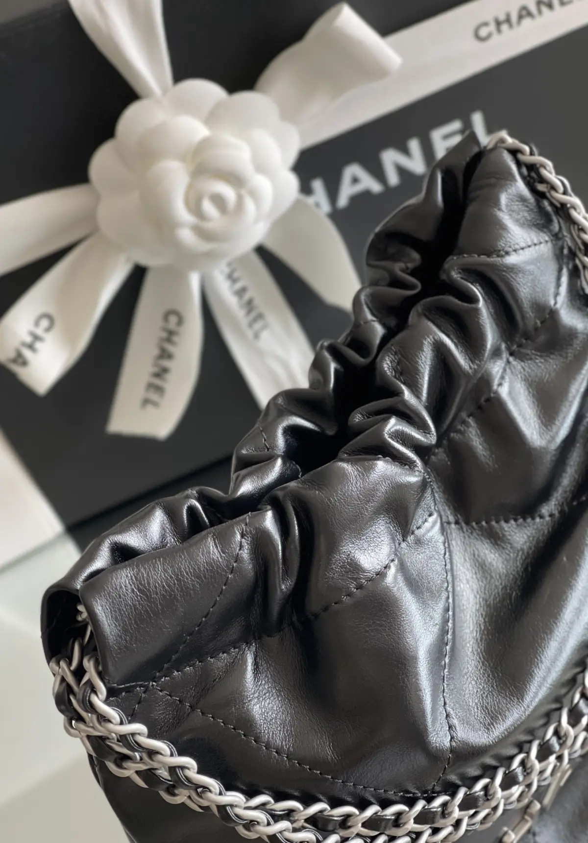顶级进口原厂皮免税版本%95现货 𝟐𝟑𝙎 𝙈𝙞𝙣𝙞𝟐𝟐𝙗𝙖𝙜黑银as3980\n可爱俏皮小巧精致💖💖吸睛度𝟏𝟎𝟎%\n皮穿链条⛓五金️➕皮绳肩带，细节满满🫶\n一包多用，🉑️斜挎🉑️手提🉑️双肩背，也可使用调节扣，就可以把它变为腋下包的背法\n简单日常出门的小物品都可以容纳\n𝙎𝙞𝙯𝙚:𝟐𝟎:𝟏𝟖.𝟓:𝟔𝙘𝙢