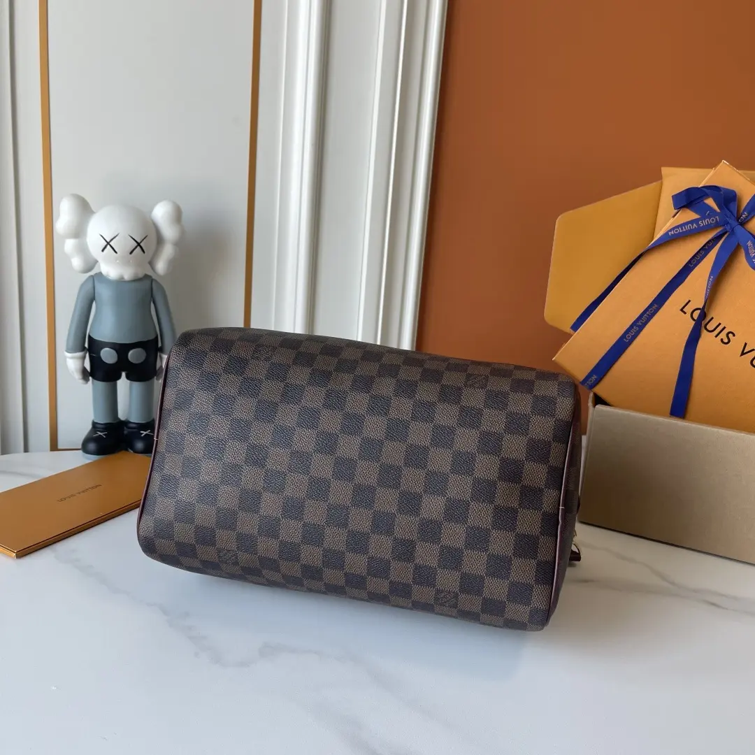 升级版 批140 M3A249 M3A350 M40391 本款 Speedy Bandouli&egrave;re 30 手袋出自 Flight Mode 系列，Damier 图案邂逅 Monogram Rouge 标识，巧妙融合两大路易威登经典元素。帆布包身搭配牛皮革饰边，莹润 LV 挂锁与可拆卸地址牌点亮精致细节。拉链内袋妥善存放随身小物。尺寸:30 x 21 x 17 (厘米) ((长 x 高 x 宽)