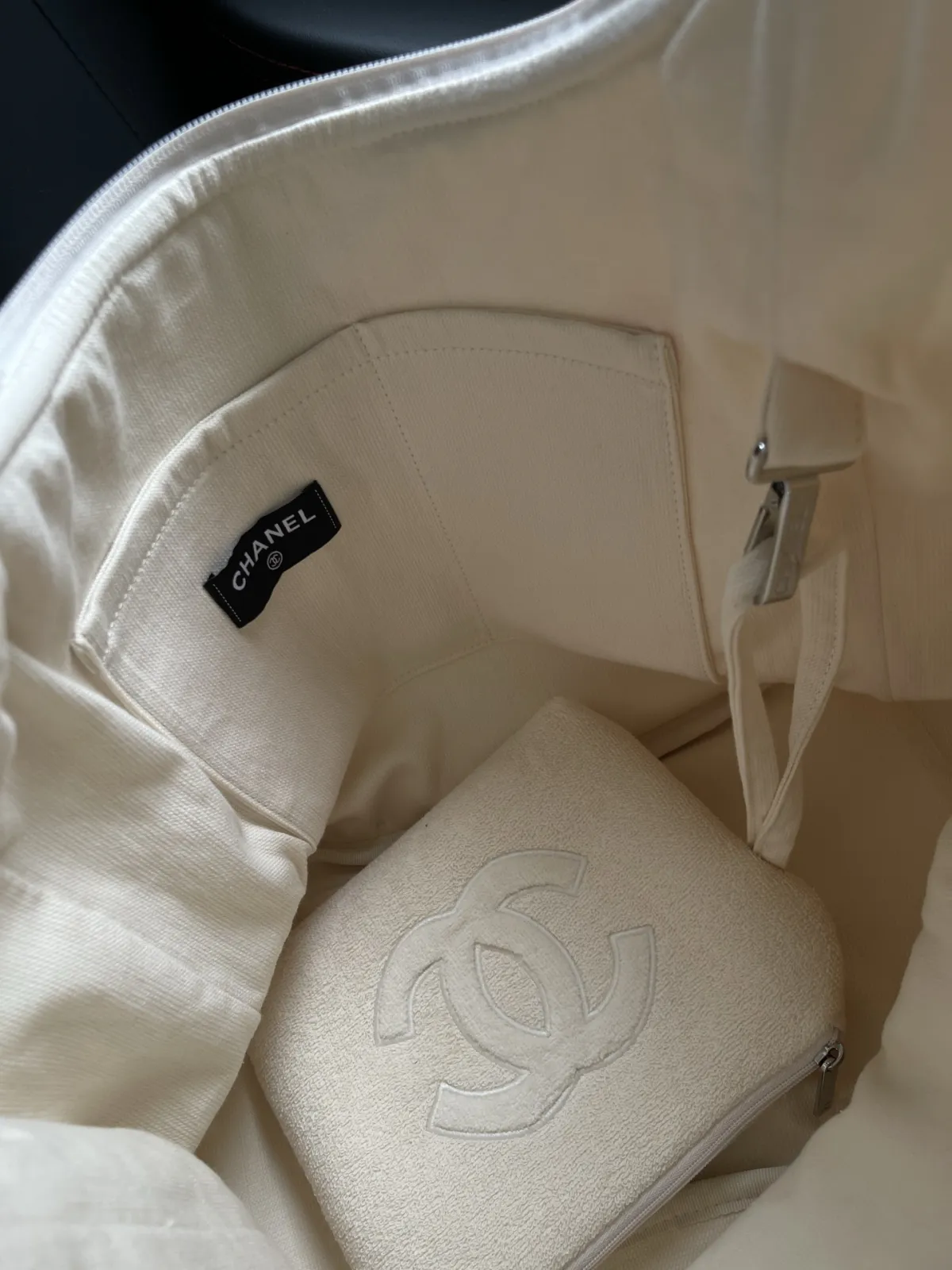 【原厂级】【配全套包装】p1500 𝑪𝒉𝒂𝒏𝒆𝒍 顶级版沙滩包 ♡⃝\n原厂进口精梳棉材料\n定制对版五金拉头配件\n\n原版开模细节可比，定制对版五金拉头配件，拉链牙型也是对原版欧款拉链。包身用进口精梳棉材料，手感细腻舒适，不是市场普通版本可比。\n\n🌟 𝑪𝒉𝒂𝒏𝒆𝒍 25M COCO BEACH 沙滩浴巾包。三个颜色🥹。沙滩包主打就是度假风⛱️。经典CC压纹刺绣，一整个被它的慵懒高级感拿捏住～海边街拍野餐健身全都超好搭！\n大容量，好看又实用。\n\n型号：7566\n大包：38*58*20cm\n小包：22*19cm\n注意⚠️：毛巾需单独购买！