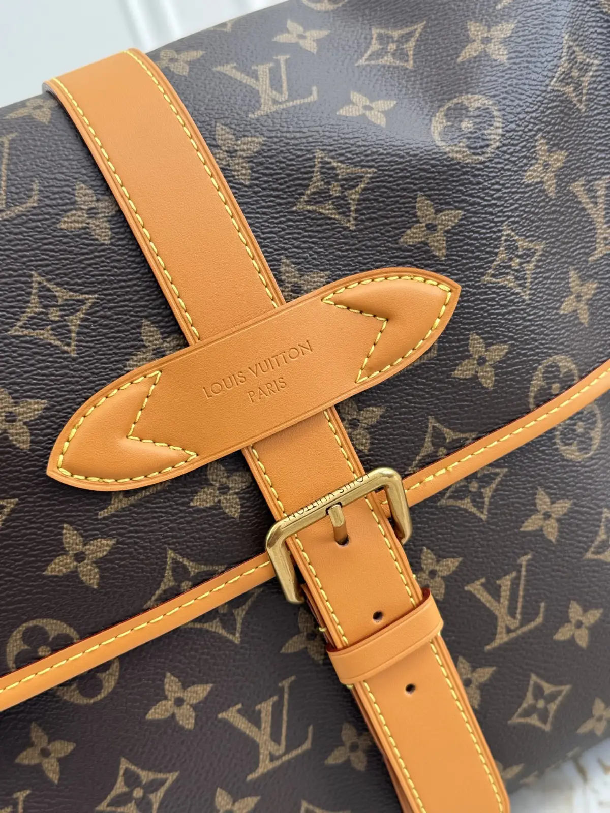 P440💰M2A655 顶级原单 变码芯片163c 本款 Jet Lag 手袋以 Monogram Archive 帆布搭配牛皮革饰边，以随性格调轻松驾驭昼夜场合。充裕内层可收纳专业笔记本电脑与晚装，风格切换自如流畅。灵活百搭款型，配以可拆卸顶部手柄与可拆卸肩带，斜挎、肩背、手提皆宜。 34.5 x 26 x 13C (长度 x 高 x 宽) Monogram Archive 涂层帆布 牛皮革饰边 织物内衬 金属件 主隔层配有搭扣开合 拉链内袋 可存放 12 英寸笔记本电脑 肩带：可拆卸，可调节 包带半长：33.0 厘米 包带半长可调至：58.0 厘米 手柄：单手柄，可拆卸
