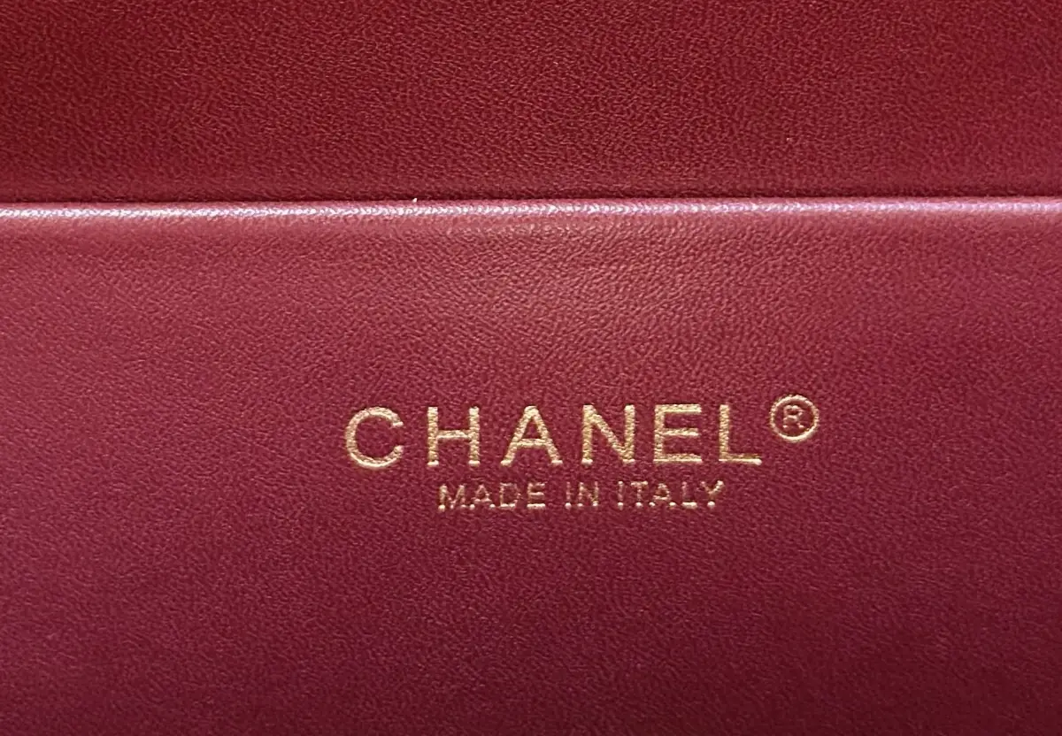 <出口产品＞《麂🐂皮》<铁灰色>OHANEL🚩🚩🚩麂皮托特包采用经典菱格纹与V型开口设计，搭配双提手。材质自带秋冬氛围，适合日常通勤！超模托特包​​、Surmodel Tote超模托特包，90年代经典款，🐮皮革+金属双C Logo，简约大气超有辨识度✨。容量超大，通勤or短途旅行都能装下日常用品，实用又时髦！硬挺包型+金属链条，复古感满满，明星博主都在背，时尚圈人气王🔥！尺寸：37&times;17&times;24cm