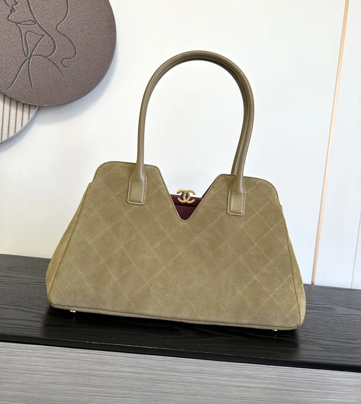 <出口产品＞《麂🐂皮》<杏棕色>OHANEL🚩🚩🚩麂皮托特包采用经典菱格纹与V型开口设计，搭配双提手。材质自带秋冬氛围，适合日常通勤！超模托特包​​、Surmodel Tote超模托特包，90年代经典款，🐮皮革+金属双C Logo，简约大气超有辨识度✨。容量超大，通勤or短途旅行都能装下日常用品，实用又时髦！硬挺包型+金属链条，复古感满满，明星博主都在背，时尚圈人气王🔥！尺寸：37&times;17&times;24cm