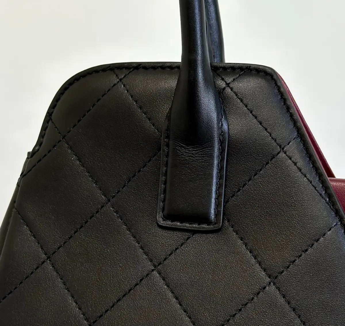 <出口产品＞《胎牛》<黑色>OHANEL🚩🚩🚩托特包采用经典菱格纹与V型开口设计，搭配双提手。材质自带秋冬氛围，适合日常通勤！超模托特包​​、Surmodel Tote超模托特包，90年代经典款，🐮皮革+金属双C Logo，简约大气超有辨识度✨。容量超大，通勤or短途旅行都能装下日常用品，实用又时髦！硬挺包型+金属链条，复古感满满，明星博主都在背，时尚圈人气王🔥。尺寸：37&times;17&times;24cm
