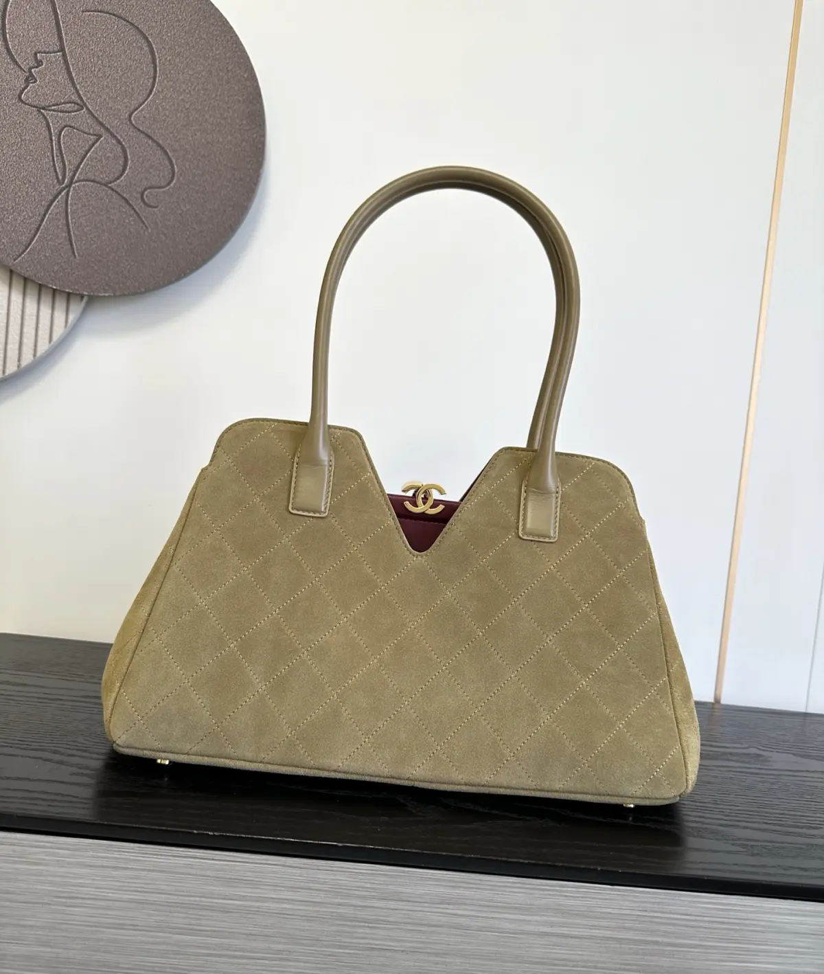 <出口产品＞《麂🐂皮》<杏棕色>OHANEL🚩🚩🚩麂皮托特包采用经典菱格纹与V型开口设计，搭配双提手。材质自带秋冬氛围，适合日常通勤！超模托特包​​、Surmodel Tote超模托特包，90年代经典款，🐮皮革+金属双C Logo，简约大气超有辨识度✨。容量超大，通勤or短途旅行都能装下日常用品，实用又时髦！硬挺包型+金属链条，复古感满满，明星博主都在背，时尚圈人气王🔥！尺寸：37&times;17&times;24cm