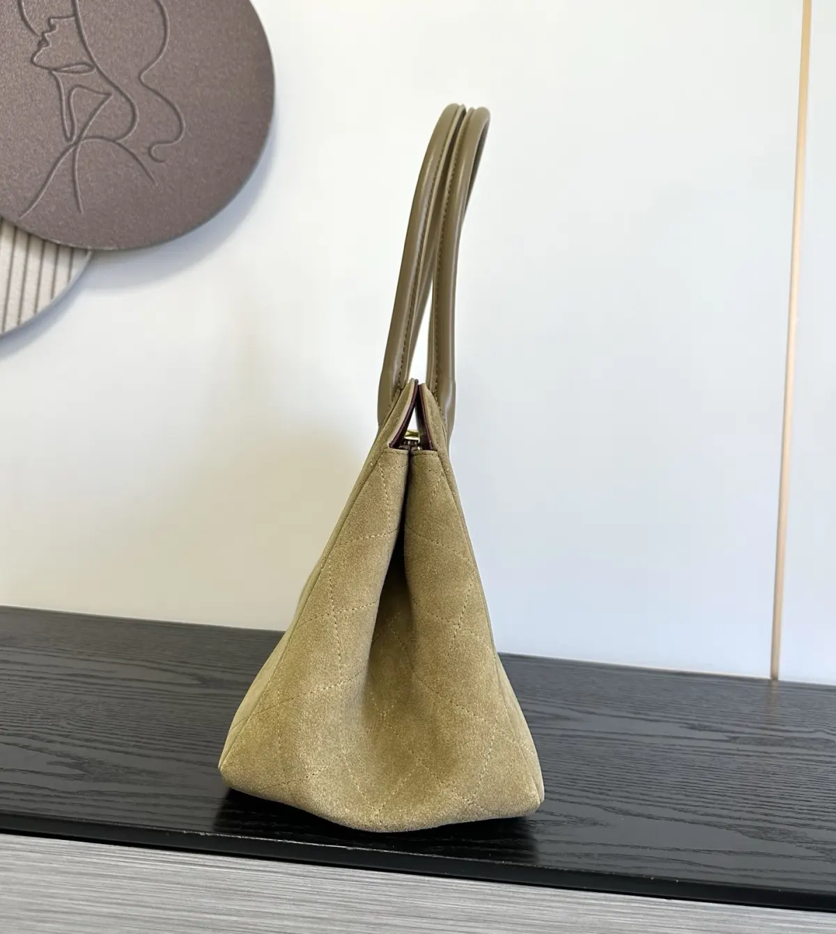 <出口产品＞《麂🐂皮》<杏棕色>OHANEL🚩🚩🚩麂皮托特包采用经典菱格纹与V型开口设计，搭配双提手。材质自带秋冬氛围，适合日常通勤！超模托特包​​、Surmodel Tote超模托特包，90年代经典款，🐮皮革+金属双C Logo，简约大气超有辨识度✨。容量超大，通勤or短途旅行都能装下日常用品，实用又时髦！硬挺包型+金属链条，复古感满满，明星博主都在背，时尚圈人气王🔥！尺寸：37&times;17&times;24cm