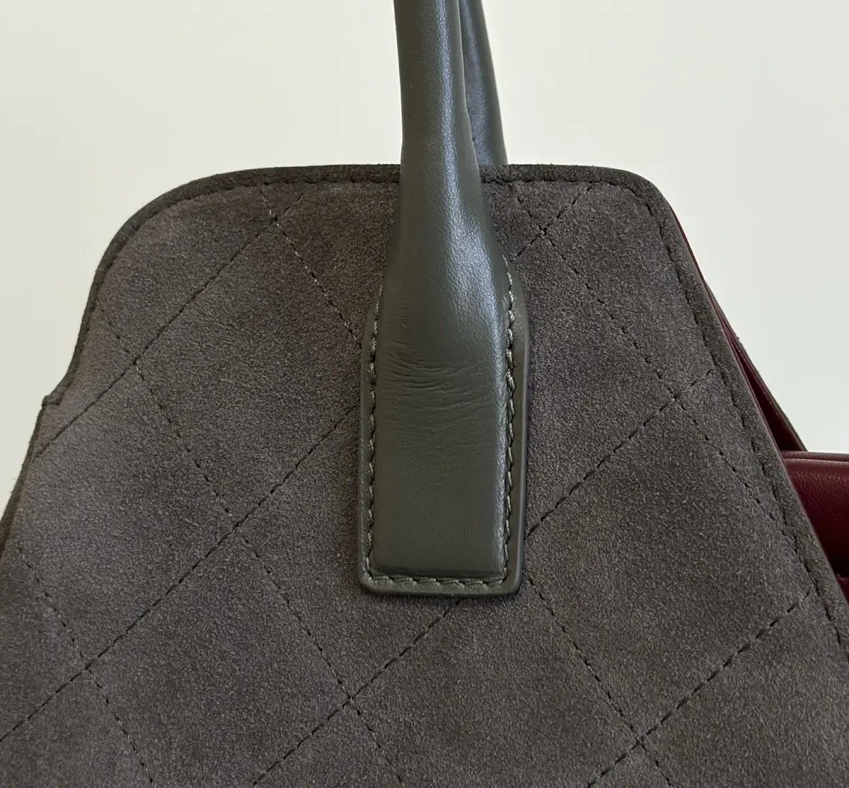 <出口产品＞《麂🐂皮》<铁灰色>OHANEL🚩🚩🚩麂皮托特包采用经典菱格纹与V型开口设计，搭配双提手。材质自带秋冬氛围，适合日常通勤！超模托特包​​、Surmodel Tote超模托特包，90年代经典款，🐮皮革+金属双C Logo，简约大气超有辨识度✨。容量超大，通勤or短途旅行都能装下日常用品，实用又时髦！硬挺包型+金属链条，复古感满满，明星博主都在背，时尚圈人气王🔥！尺寸：37&times;17&times;24cm