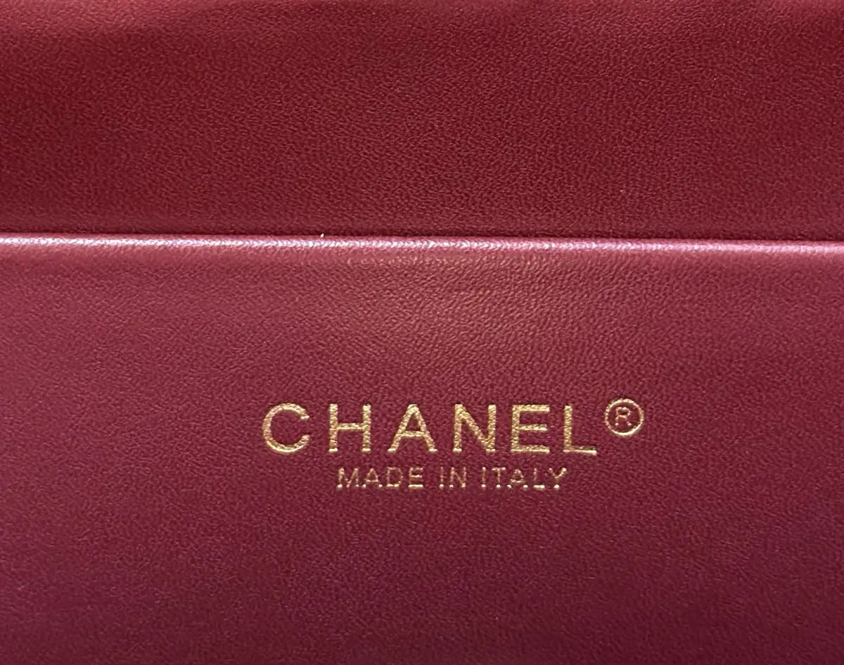 <出口产品＞《胎牛》<黑色>OHANEL🚩🚩🚩托特包采用经典菱格纹与V型开口设计，搭配双提手。材质自带秋冬氛围，适合日常通勤！超模托特包​​、Surmodel Tote超模托特包，90年代经典款，🐮皮革+金属双C Logo，简约大气超有辨识度✨。容量超大，通勤or短途旅行都能装下日常用品，实用又时髦！硬挺包型+金属链条，复古感满满，明星博主都在背，时尚圈人气王🔥。尺寸：37&times;17&times;24cm