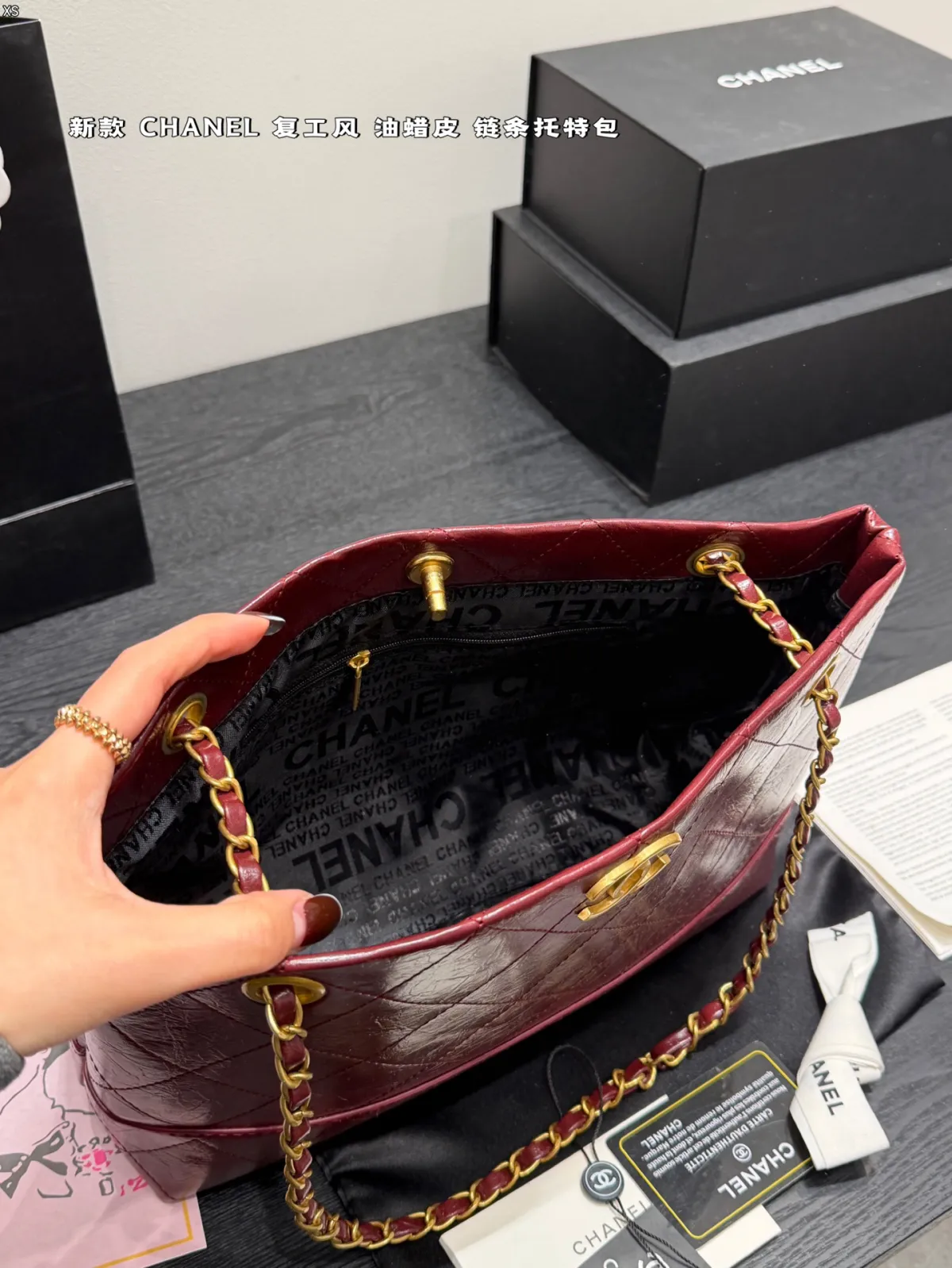P215 飞机盒\n Vintage |油蜡皮中古链条托特包 单肩包\n家的中古黑金单肩包- 真的是各大博主最爱! 这只上身简直不要太颯!堪称出大片神器!任何衣服搭配它都会把你整个人的气场提升几个LEVEL!\n尺寸：31*20cm