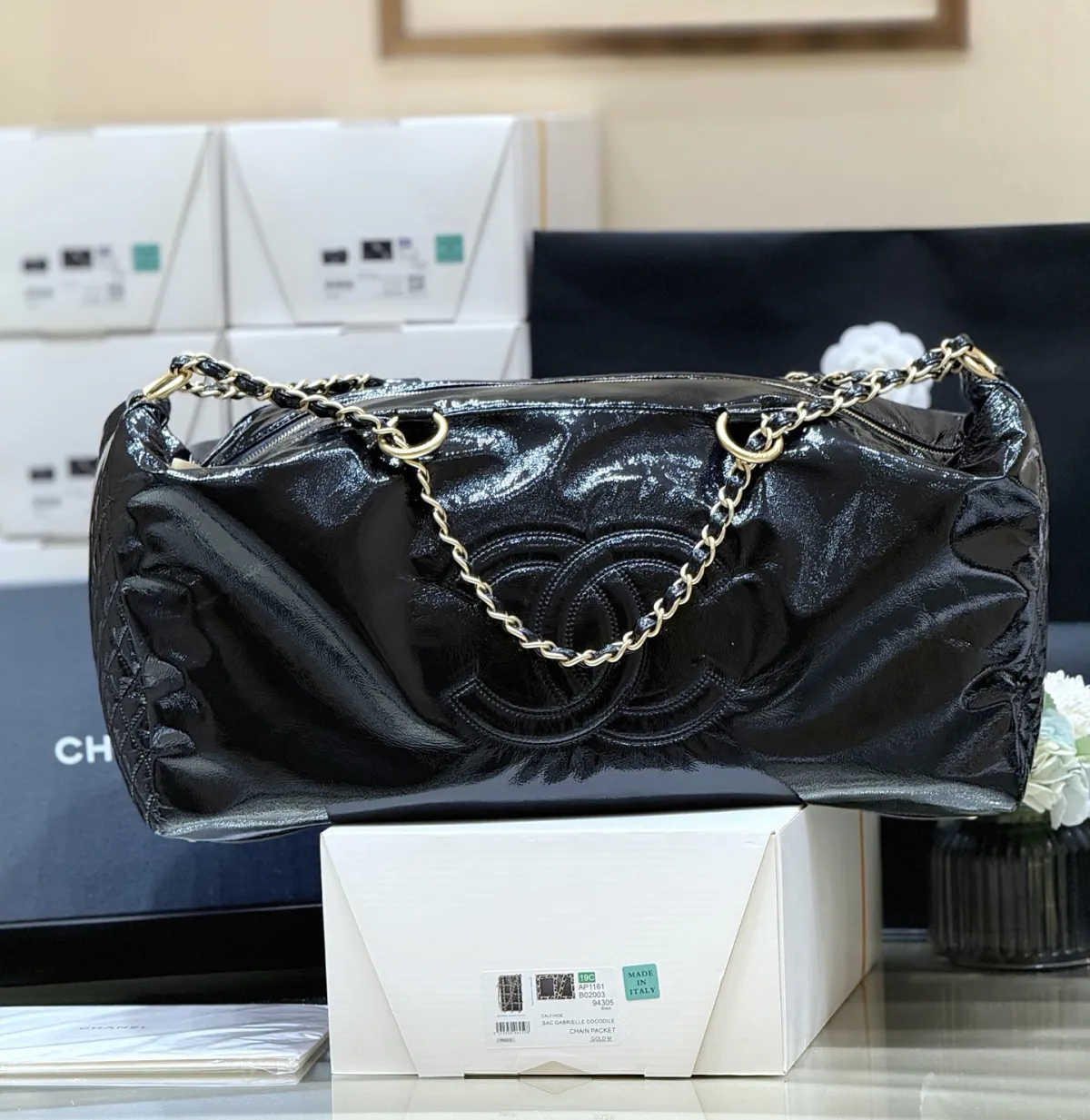 【原厂级】【配全套包装】p1480 终于出现货啦[庆祝][庆祝]\n中古经典系列👍👍\nZP 二手19800购入[愉快]\n\nChane1 中古经典机场包👜\n中古店都极难买到！\n属于购物袋类型，万年经典[笑脸][笑脸]坐飞机高铁绝对帅帅滴[太阳]赚足回头率[爱心][爱心]皮质也是超软！推荐[太阳][太阳]\n\n意大利原厂油蜡亮牛皮[庆祝]\n中古购物袋00148 \n(袋口60袋底47*27*16cm)