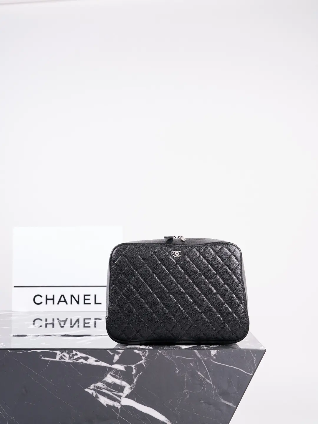\n全新到货🆕𝗖𝗛𝗔𝗡𝗘*包 大号\n谁能拒绝糯乎乎的香奈儿经典包啊！\n软fufu的鱼子酱牛皮巨耐造，菱格纹超精致，银双C标低调又闪✨\n内里酒红菱格衬布氛围感拉满，小拉链袋藏得超贴心，粉饼全塞得下，容量太惊喜了～\n通勤捏手里当，旅行当包，塞大包里做内胆也超适配，一只包解锁N种用法，香奈儿你是懂拿捏女生的！\n闭眼冲，背十年都不过时～\nsize：25*9*17cm