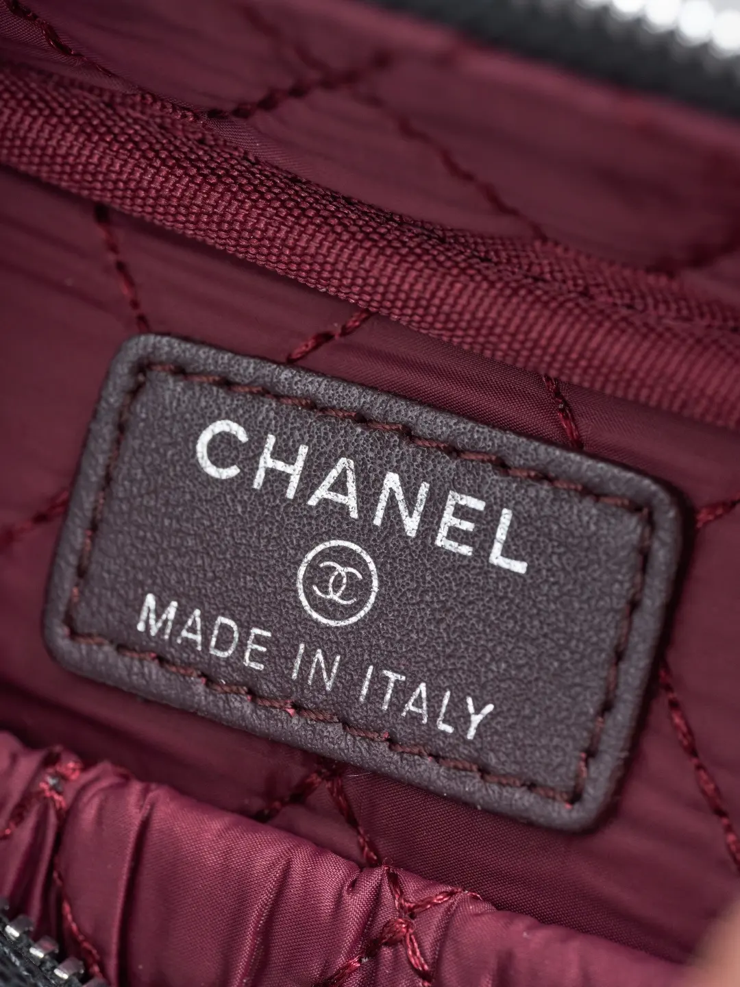 \n全新到货🆕𝗖𝗛𝗔𝗡𝗘*包 中号\n谁能拒绝糯乎乎的香奈儿经典包啊！\n软fufu的鱼子酱牛皮巨耐造，菱格纹超精致，银双C标低调又闪✨\n内里酒红菱格衬布氛围感拉满，小拉链袋藏得超贴心，粉饼全塞得下，容量太惊喜了～\n通勤捏手里当，旅行当包，塞大包里做内胆也超适配，一只包解锁N种用法，香奈儿你是懂拿捏女生的！\n闭眼冲，背十年都不过时～\nsize：21*6*14cm