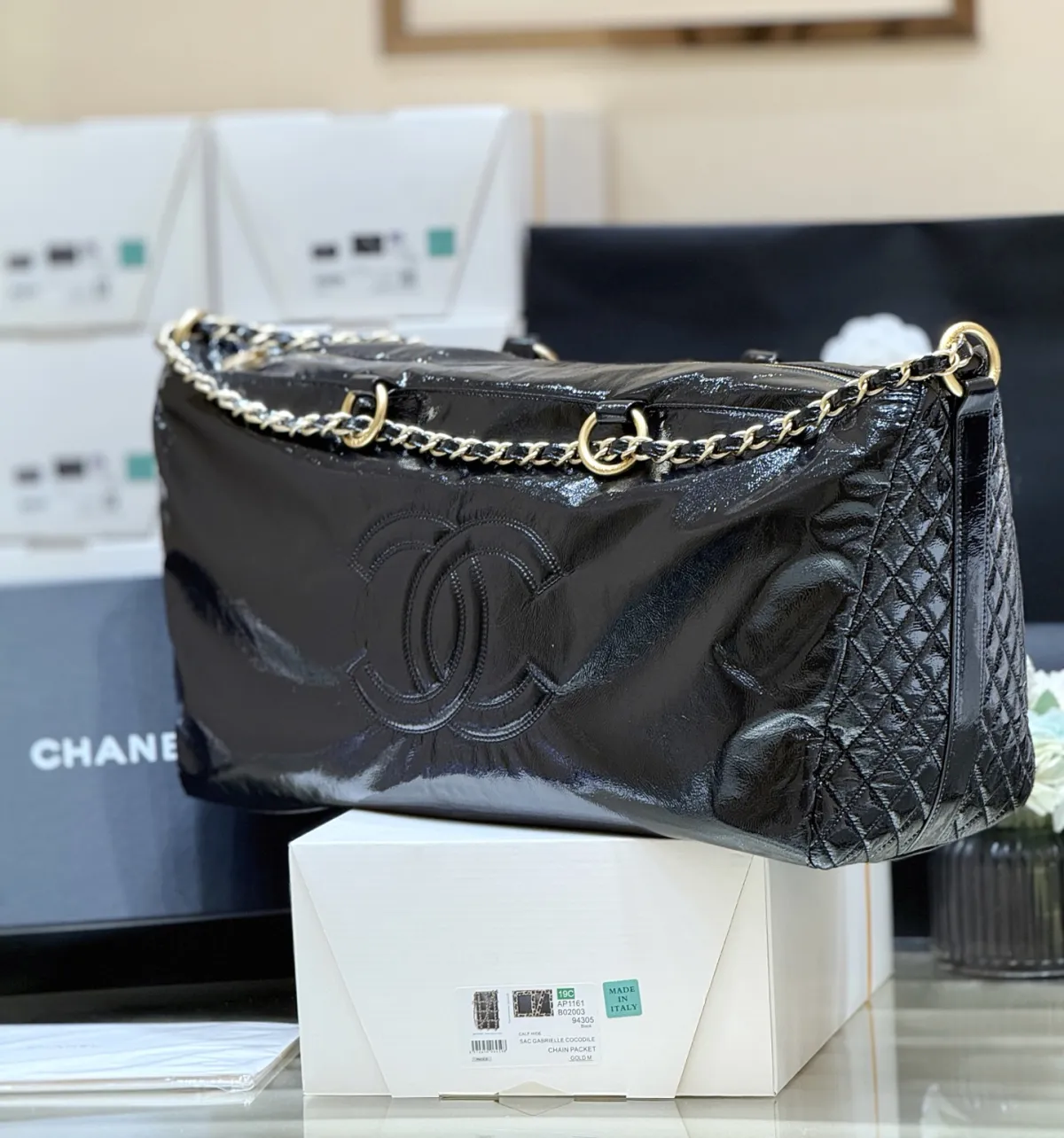 【原厂级】【配全套包装】p1480 终于出现货啦[庆祝][庆祝]\n中古经典系列👍👍\nZP 二手19800购入[愉快]\n\nChane1 中古经典机场包👜\n中古店都极难买到！\n属于购物袋类型，万年经典[笑脸][笑脸]坐飞机高铁绝对帅帅滴[太阳]赚足回头率[爱心][爱心]皮质也是超软！推荐[太阳][太阳]\n\n意大利原厂油蜡亮牛皮[庆祝]\n中古购物袋00148 \n(袋口60袋底47*27*16cm)