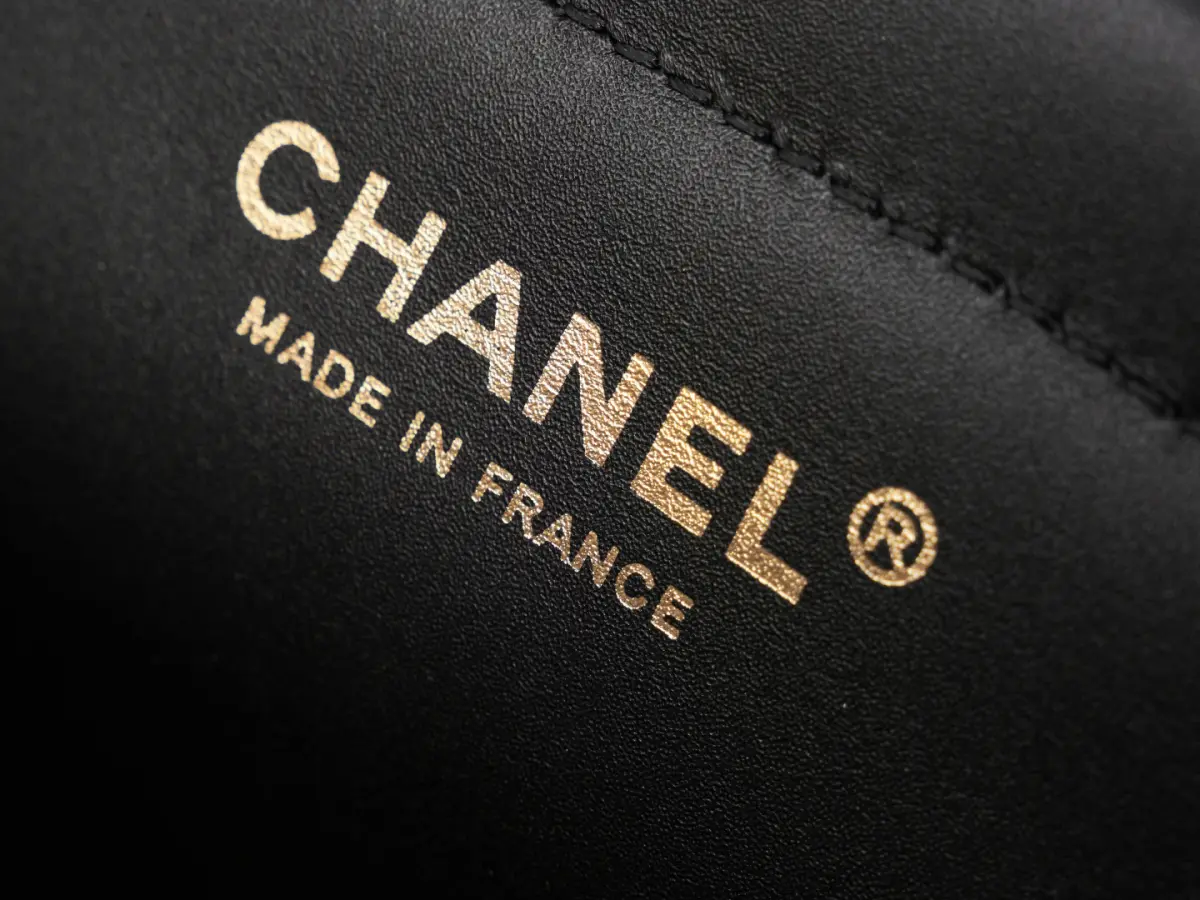 \n全新到货🆕𝗖𝗛𝗔𝗡𝗘* 𝟮𝟲𝘀春夏\n法棍包 购物袋小号｜软呢料拼色\n𝖱𝖬𝖡购入开发｜\n\n「Chanel法棍长柄｜温柔贵气的代名词」\n粗花软呢𝗁𝗈𝖻𝗈法棍｜韩系千金本命包 棕白黑杂色温柔，复古感美到失语了~ 拼接黑色小牛皮翻盖平衡软糯与利落！ 背上这只𝗁𝗈𝖻𝗈，郊外通勤都直接封神[色色R][色色R]\n\n五金：厚镀24k亮金扣\n皮料：意大利CDC皮厂