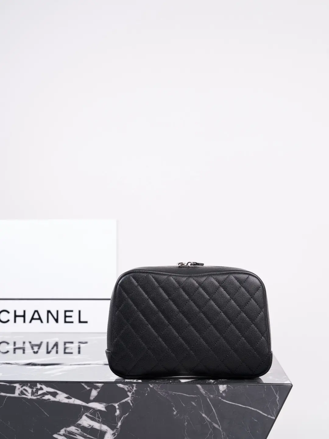 \n全新到货🆕𝗖𝗛𝗔𝗡𝗘*包 中号\n谁能拒绝糯乎乎的香奈儿经典包啊！\n软fufu的鱼子酱牛皮巨耐造，菱格纹超精致，银双C标低调又闪✨\n内里酒红菱格衬布氛围感拉满，小拉链袋藏得超贴心，粉饼全塞得下，容量太惊喜了～\n通勤捏手里当，旅行当包，塞大包里做内胆也超适配，一只包解锁N种用法，香奈儿你是懂拿捏女生的！\n闭眼冲，背十年都不过时～\nsize：21*6*14cm