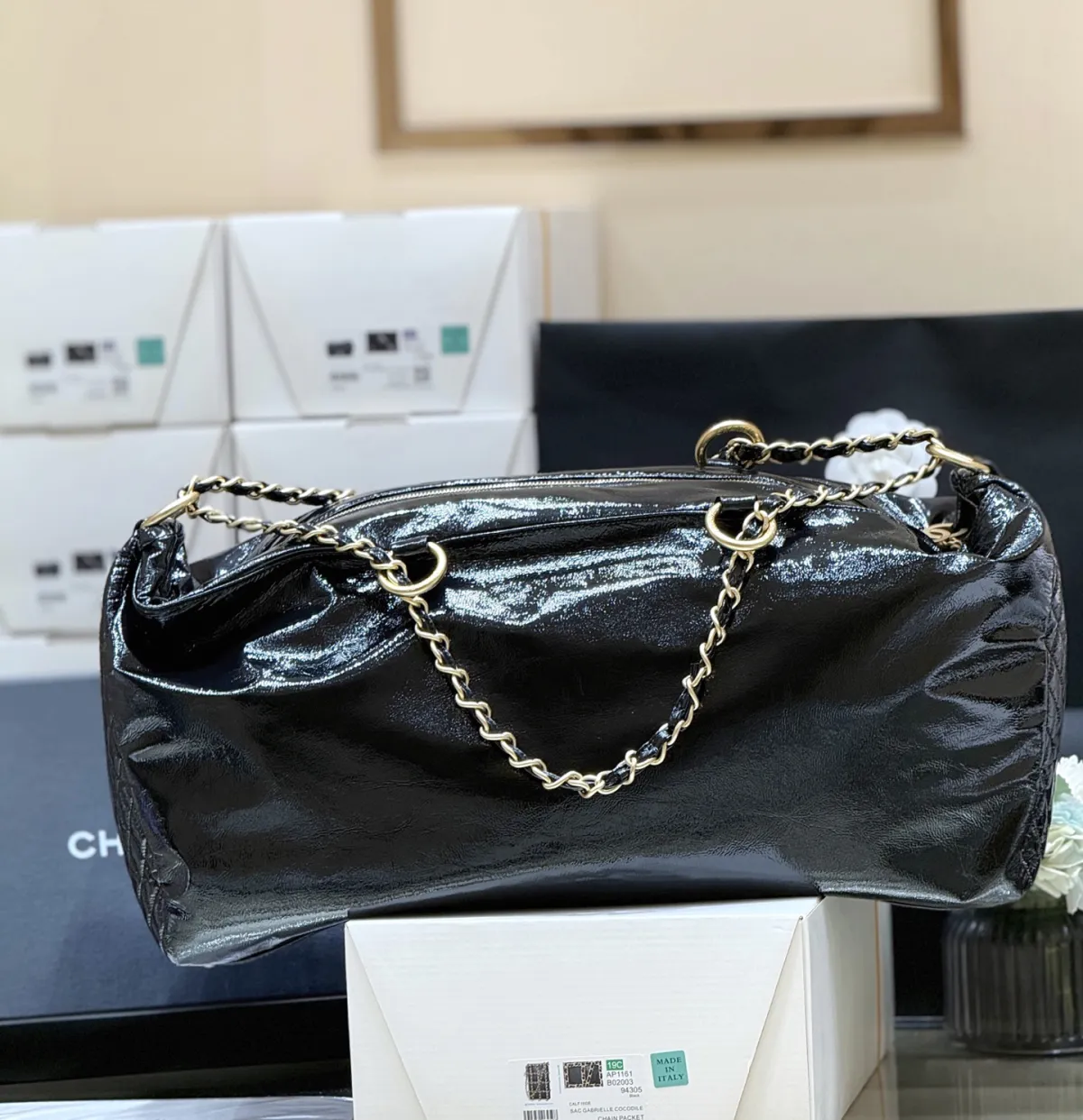 【原厂级】【配全套包装】p1480 终于出现货啦[庆祝][庆祝]\n中古经典系列👍👍\nZP 二手19800购入[愉快]\n\nChane1 中古经典机场包👜\n中古店都极难买到！\n属于购物袋类型，万年经典[笑脸][笑脸]坐飞机高铁绝对帅帅滴[太阳]赚足回头率[爱心][爱心]皮质也是超软！推荐[太阳][太阳]\n\n意大利原厂油蜡亮牛皮[庆祝]\n中古购物袋00148 \n(袋口60袋底47*27*16cm)