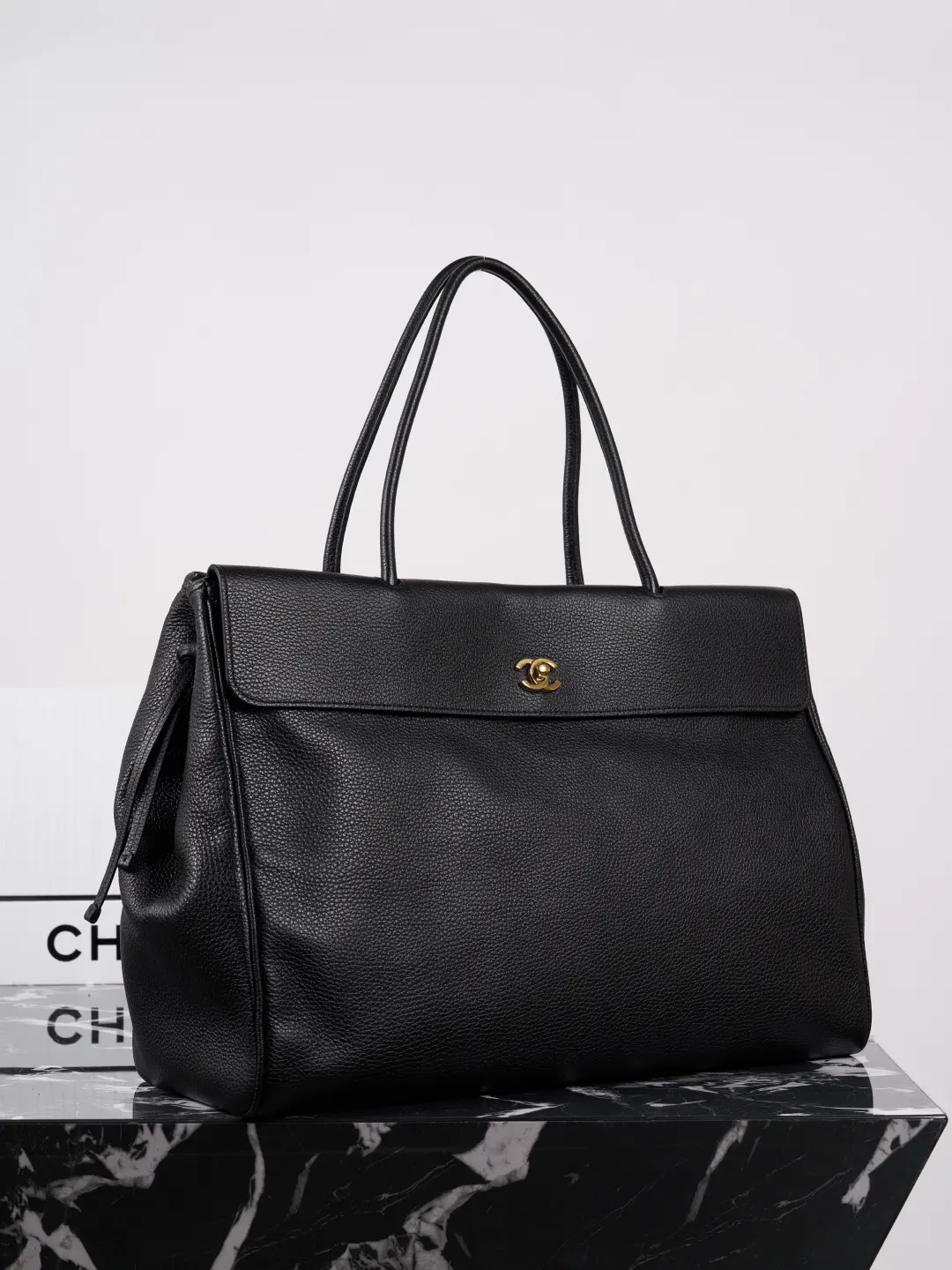 \n全新出货🆕𝗖𝗛𝗔𝗡𝗘* 𝟮𝟲𝘀春夏\n法棍包 大号黑色&hearts;\n𝖱𝖬𝖡购入开发｜\n\n年度封神！女明星同款通勤神包\n不用凹造型、不用费心搭配，往身上一挎，瞬间把「松弛高级感」焊在身上。\n\n&bull; ✅ 气场直接拉满：超大容量托特版型，配上身经典双C标，不管是搭休闲，还是，都能穿出不费力的女明星气场，通勤路上回头率直接爆表。\n\n&bull; ✅ 打工人天菜属性：16寸、文件夹、包、保温杯&hellip;日常通勤的零碎全能塞进去，出差短途旅行直接当行李包，颜值和实用性双在线。\n\n&bull; ✅ 质感绝绝子：细腻的荔枝纹牛皮，耐磨又抗造，自重却轻到离谱，单肩手提都不压肩，用个三五年都依旧有型，妥妥的「包界传家宝」。\n\n五金：厚镀24k亮金扣\n皮料：意大利CDC皮厂
