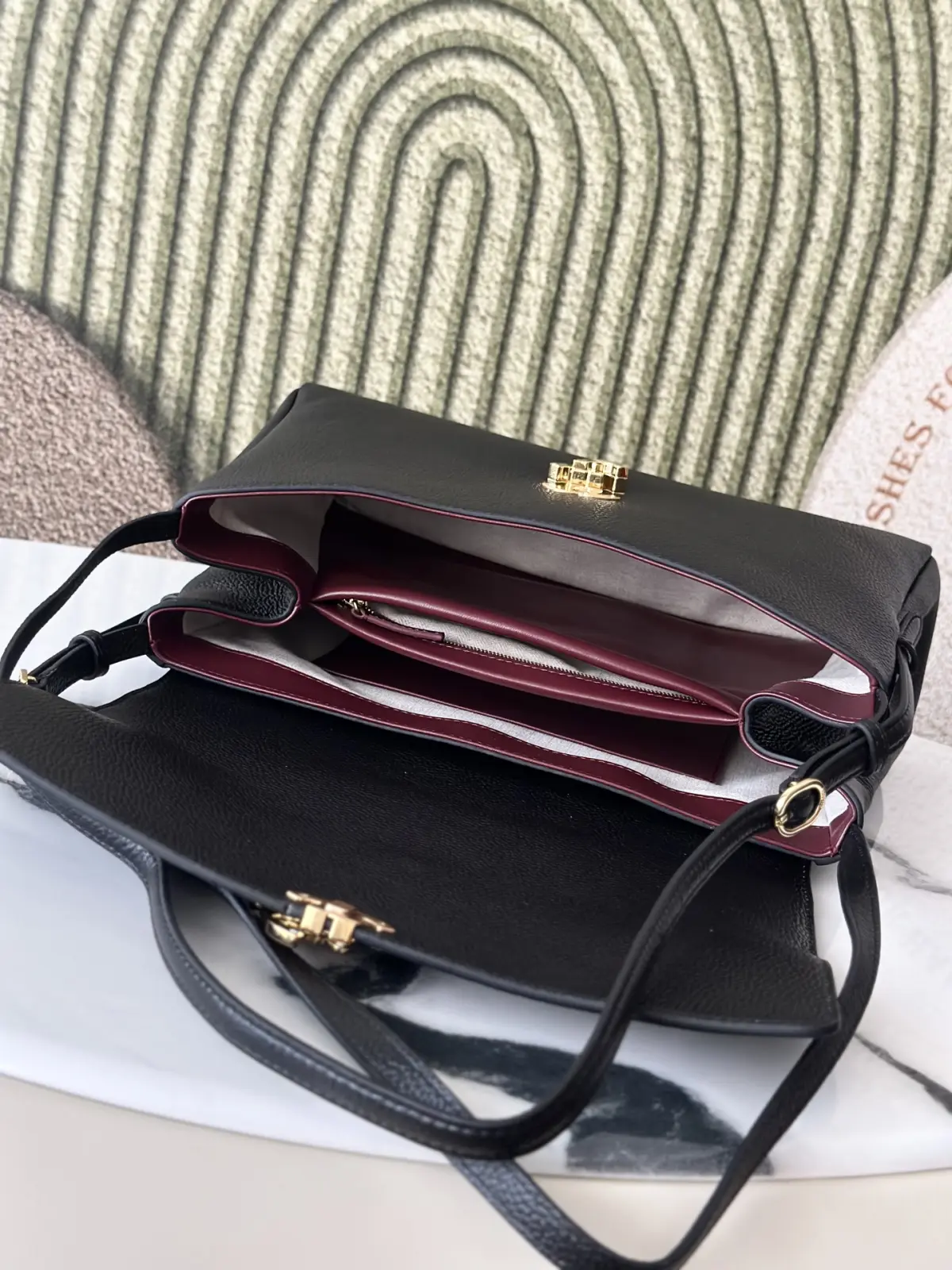 P800 升级版_ 【配小香白盒】\n法国·高端定制品 Chane 黑色\nChane126k荔枝纹翻盖通勤公文包\n属于成熟姐姐的低调显贵大包，\n不是张扬吸睛款，却是越背越有韵味的实力派。\n舒展大气的横款翻盖包型，轮廓线条柔和沉稳，\n包身定型做得很好，立体挺括不容易塌形，\n上身自带从容气场。选用荔枝纹牛皮打造，\n颗粒肌理饱满清晰，皮料柔韧扎实\n包身正面搭配经典双C旋扣五金，\n金调镀层细腻透亮，边角打磨顺滑没有毛刺，\n锁扣开合阻尼感恰到好处，沉甸甸很有分量，\n精致却不浮夸。搭配同源皮料的加宽肩带，\n肩带带有调节扣，可以自由调整长短，\n装满东西单肩背也不会压肩。\n内里空间宽裕实用，13寸电脑、文件夹、雨伞、\n随身彩妆都可以轻松放下！属于百搭通勤 \n日常出门都适配的款！大气低调 \n越看越有味道 秋冬氛围感拉满哇！\n尺寸：31.5*18.5*8cm\n款号AS6484\nP