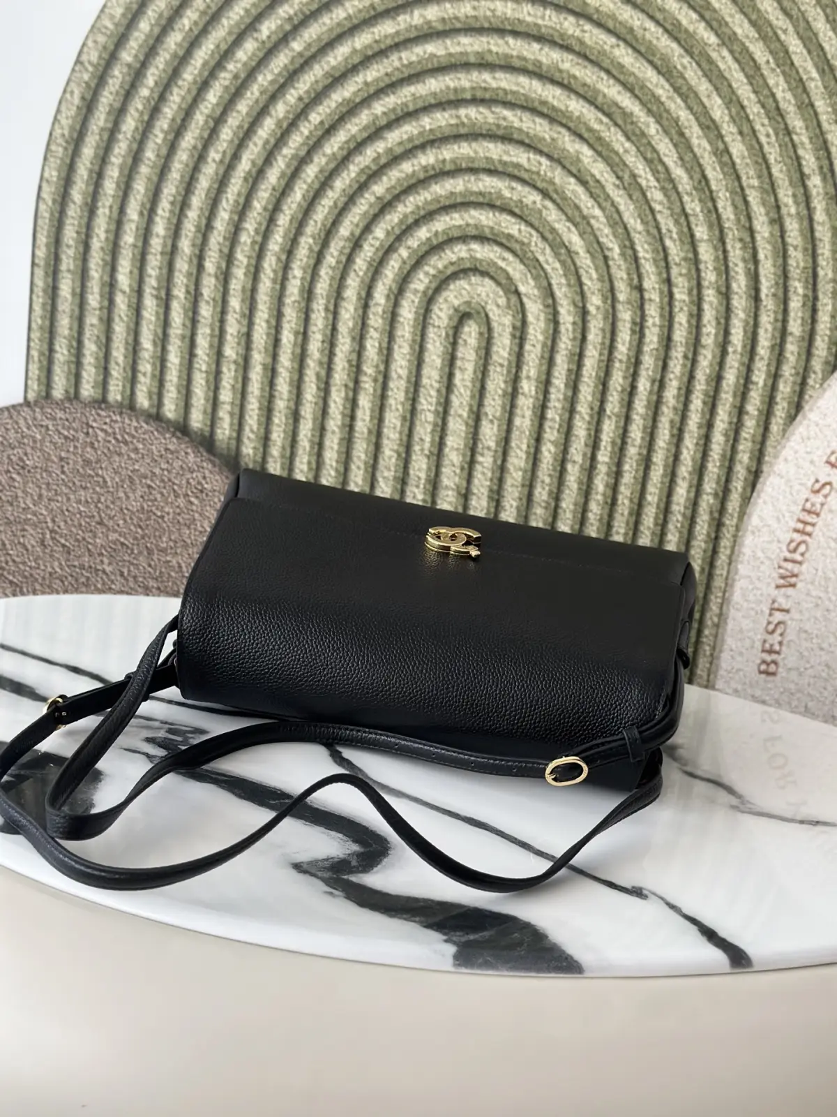 P800 升级版_ 【配小香白盒】\n法国·高端定制品 Chane 黑色\nChane126k荔枝纹翻盖通勤公文包\n属于成熟姐姐的低调显贵大包，\n不是张扬吸睛款，却是越背越有韵味的实力派。\n舒展大气的横款翻盖包型，轮廓线条柔和沉稳，\n包身定型做得很好，立体挺括不容易塌形，\n上身自带从容气场。选用荔枝纹牛皮打造，\n颗粒肌理饱满清晰，皮料柔韧扎实\n包身正面搭配经典双C旋扣五金，\n金调镀层细腻透亮，边角打磨顺滑没有毛刺，\n锁扣开合阻尼感恰到好处，沉甸甸很有分量，\n精致却不浮夸。搭配同源皮料的加宽肩带，\n肩带带有调节扣，可以自由调整长短，\n装满东西单肩背也不会压肩。\n内里空间宽裕实用，13寸电脑、文件夹、雨伞、\n随身彩妆都可以轻松放下！属于百搭通勤 \n日常出门都适配的款！大气低调 \n越看越有味道 秋冬氛围感拉满哇！\n尺寸：31.5*18.5*8cm\n款号AS6484\nP