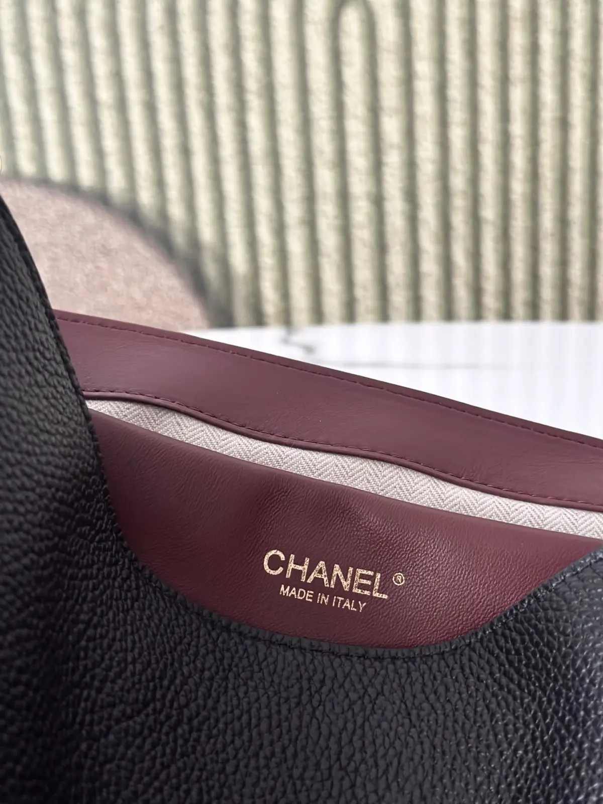 P800 升级版_ 【配小香白盒】\n法国·高端定制品 Chane 黑色\nChane126k荔枝纹翻盖通勤公文包\n属于成熟姐姐的低调显贵大包，\n不是张扬吸睛款，却是越背越有韵味的实力派。\n舒展大气的横款翻盖包型，轮廓线条柔和沉稳，\n包身定型做得很好，立体挺括不容易塌形，\n上身自带从容气场。选用荔枝纹牛皮打造，\n颗粒肌理饱满清晰，皮料柔韧扎实\n包身正面搭配经典双C旋扣五金，\n金调镀层细腻透亮，边角打磨顺滑没有毛刺，\n锁扣开合阻尼感恰到好处，沉甸甸很有分量，\n精致却不浮夸。搭配同源皮料的加宽肩带，\n肩带带有调节扣，可以自由调整长短，\n装满东西单肩背也不会压肩。\n内里空间宽裕实用，13寸电脑、文件夹、雨伞、\n随身彩妆都可以轻松放下！属于百搭通勤 \n日常出门都适配的款！大气低调 \n越看越有味道 秋冬氛围感拉满哇！\n尺寸：31.5*18.5*8cm\n款号AS6484\nP