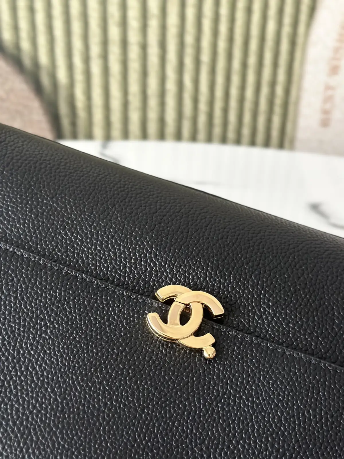 P800 升级版_ 【配小香白盒】\n法国·高端定制品 Chane 黑色\nChane126k荔枝纹翻盖通勤公文包\n属于成熟姐姐的低调显贵大包，\n不是张扬吸睛款，却是越背越有韵味的实力派。\n舒展大气的横款翻盖包型，轮廓线条柔和沉稳，\n包身定型做得很好，立体挺括不容易塌形，\n上身自带从容气场。选用荔枝纹牛皮打造，\n颗粒肌理饱满清晰，皮料柔韧扎实\n包身正面搭配经典双C旋扣五金，\n金调镀层细腻透亮，边角打磨顺滑没有毛刺，\n锁扣开合阻尼感恰到好处，沉甸甸很有分量，\n精致却不浮夸。搭配同源皮料的加宽肩带，\n肩带带有调节扣，可以自由调整长短，\n装满东西单肩背也不会压肩。\n内里空间宽裕实用，13寸电脑、文件夹、雨伞、\n随身彩妆都可以轻松放下！属于百搭通勤 \n日常出门都适配的款！大气低调 \n越看越有味道 秋冬氛围感拉满哇！\n尺寸：31.5*18.5*8cm\n款号AS6484\nP