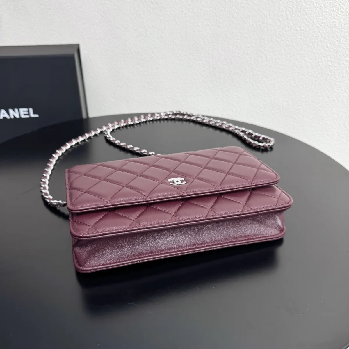 💰580Chanel woc 全钢字唛 \n原单质量，经典之作，华丽与气质的前沿，是你意想不到的尊贵。\n尺寸:19x12x3CM\n型号:33814羊皮