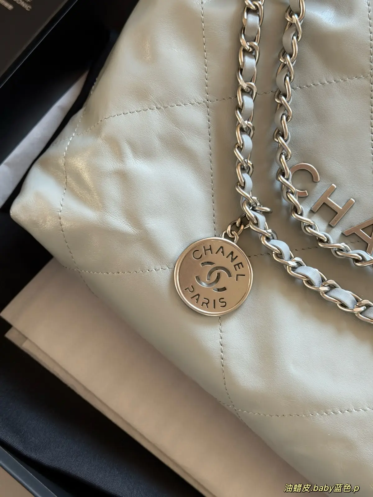 💰430.00 配盒 牛皮\n\nsize：35*37cm（中号）\n太好搭配了新颜色呜呜呜\nchanel 22bag 垃圾袋\n嘟嘟简直太美了心动太好看了!\n 软软糯糯的质感超级舒服!\n搜索🔍 小香家 垃圾袋