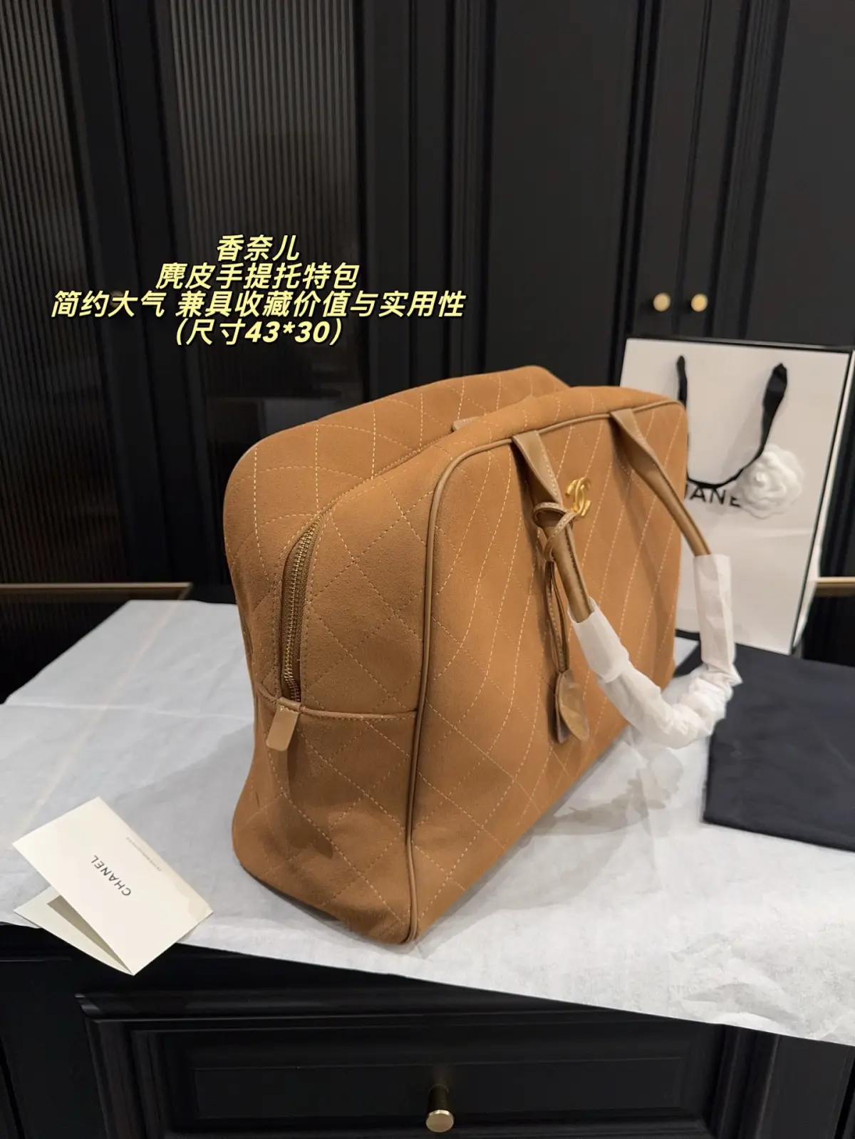 💰520.00无盒⚠️尺寸43*30\n 麂皮手提托特包\n2026春夏系列经典，采用标志性菱格纹，搭配白色皮革手柄和金色ogo，优雅复古#。包型简约大气，容量充足，适合通勤或短途出行。这款包延续精湛工艺，兼具收藏价值与实用性