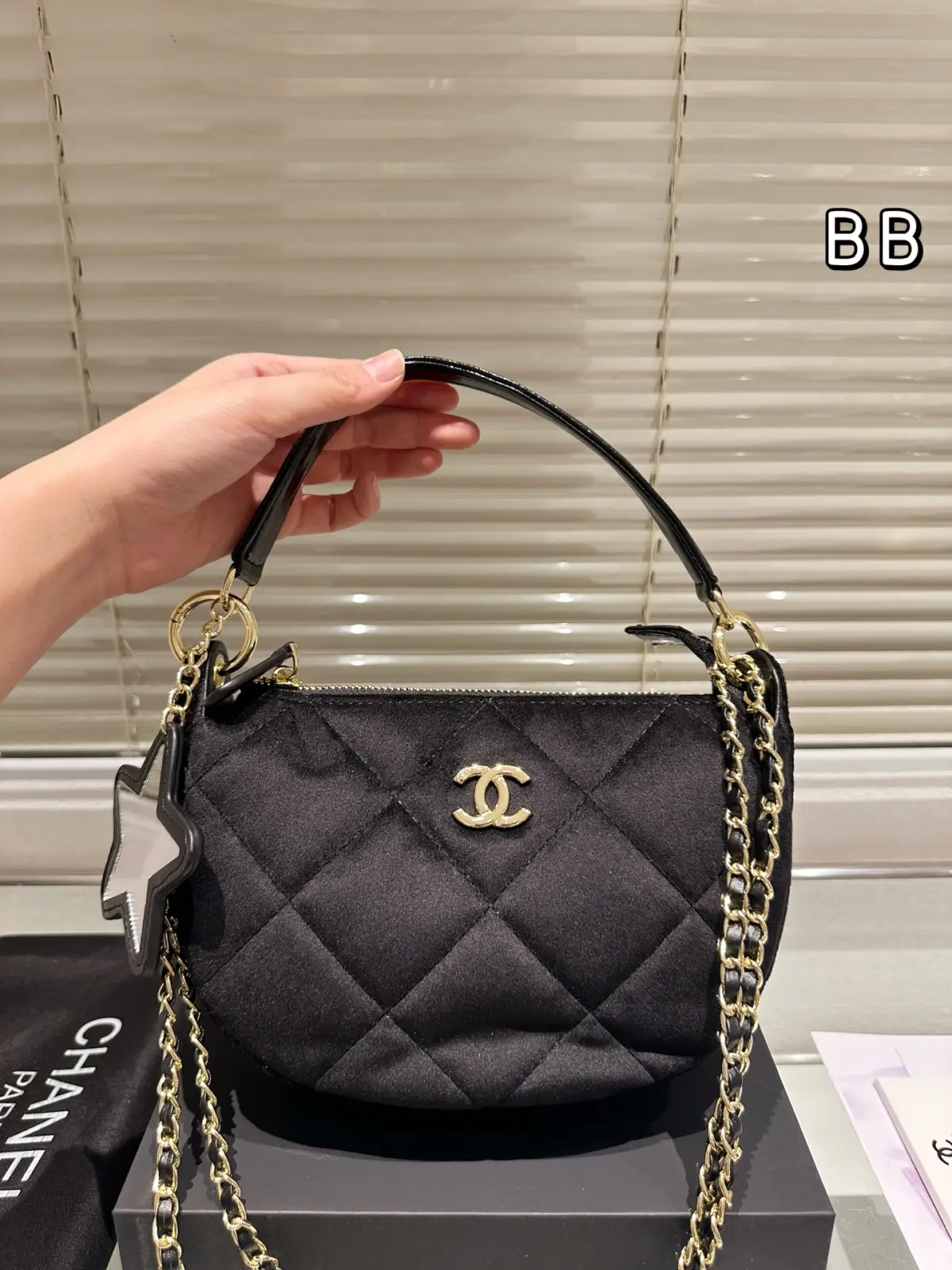 💰315.00\n丝绒新品Chanel香奈儿\n25N滑雪系列 最新品\n原单品质推荐自留\n配礼盒🎁尺寸21.15