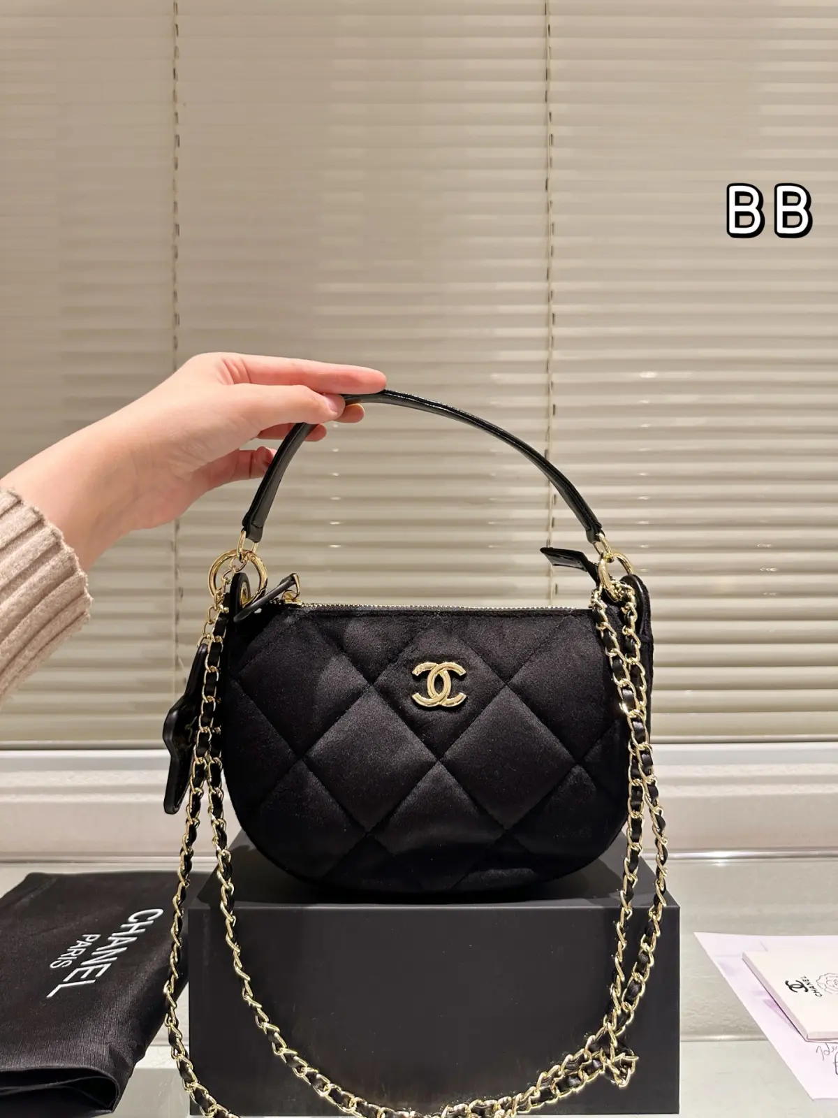 💰315.00\n丝绒新品Chanel香奈儿\n25N滑雪系列 最新品\n原单品质推荐自留\n配礼盒🎁尺寸21.15