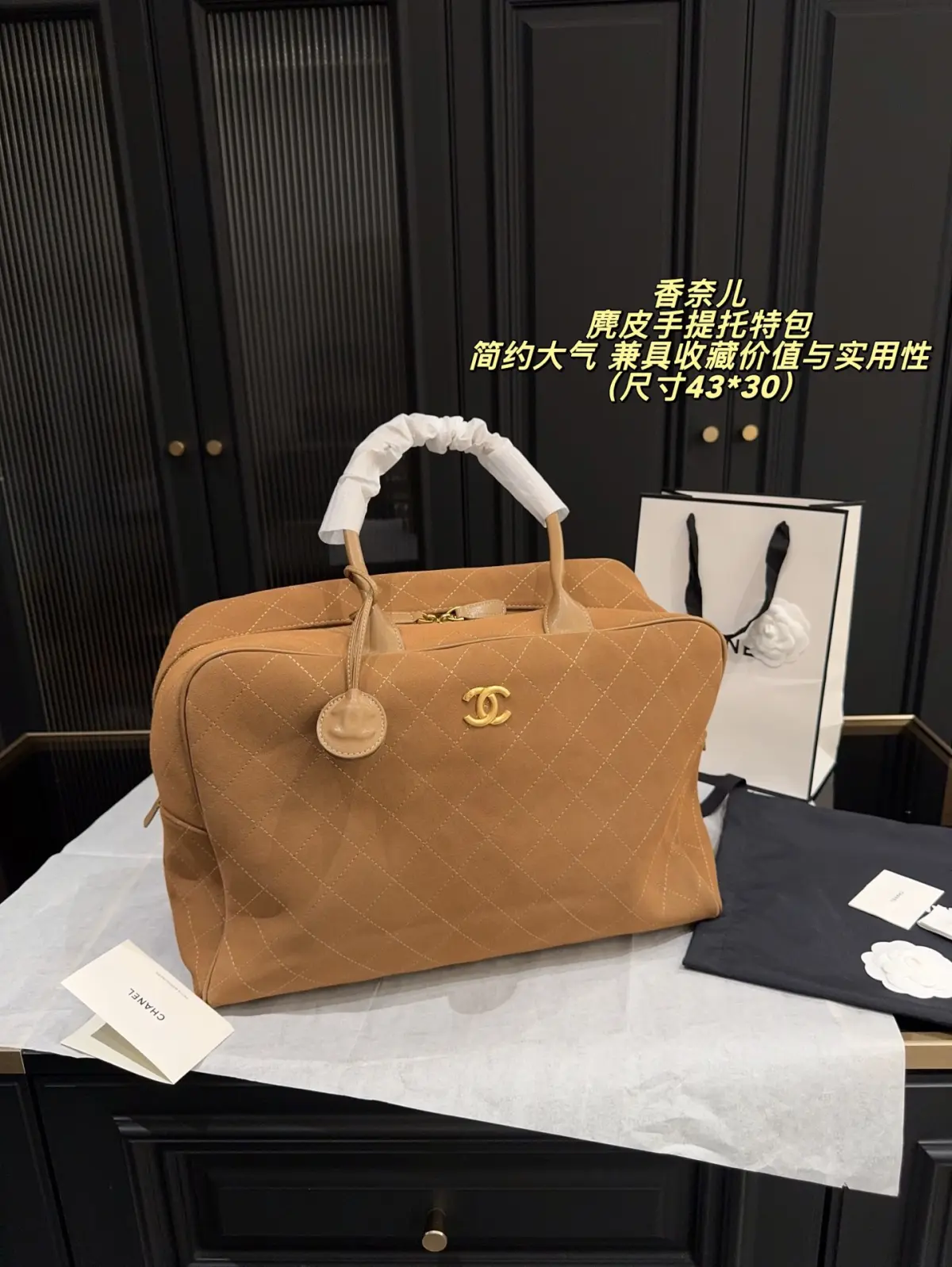 💰520.00无盒⚠️尺寸43*30\n 麂皮手提托特包\n2026春夏系列经典，采用标志性菱格纹，搭配白色皮革手柄和金色ogo，优雅复古#。包型简约大气，容量充足，适合通勤或短途出行。这款包延续精湛工艺，兼具收藏价值与实用性