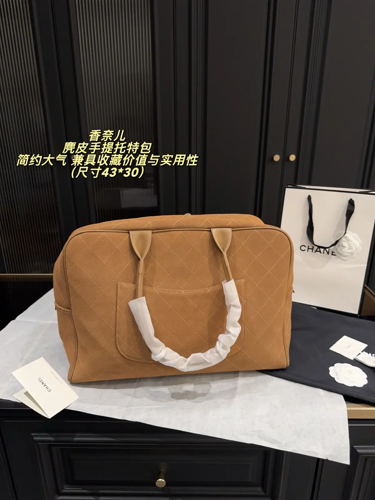 💰520.00无盒⚠️尺寸43*30\n 麂皮手提托特包\n2026春夏系列经典，采用标志性菱格纹，搭配白色皮革手柄和金色ogo，优雅复古#。包型简约大气，容量充足，适合通勤或短途出行。这款包延续精湛工艺，兼具收藏价值与实用性