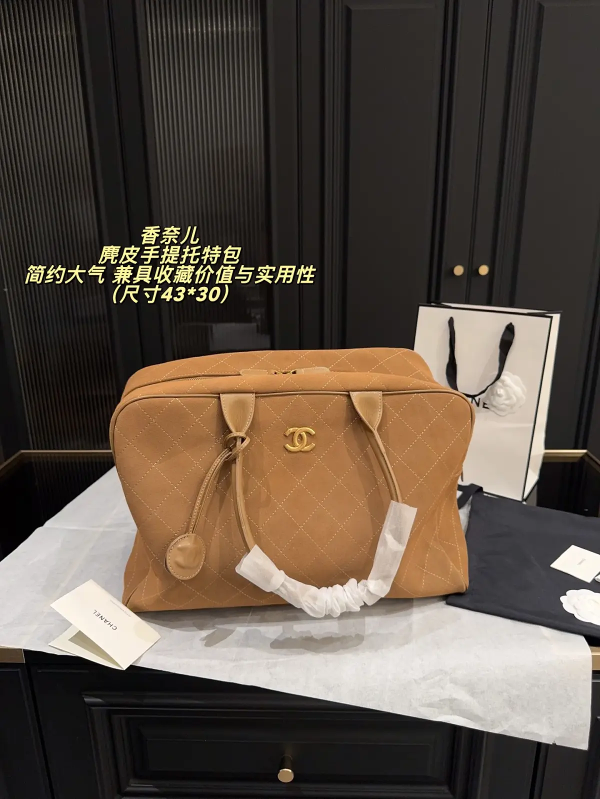 💰520.00无盒⚠️尺寸43*30\n 麂皮手提托特包\n2026春夏系列经典，采用标志性菱格纹，搭配白色皮革手柄和金色ogo，优雅复古#。包型简约大气，容量充足，适合通勤或短途出行。这款包延续精湛工艺，兼具收藏价值与实用性