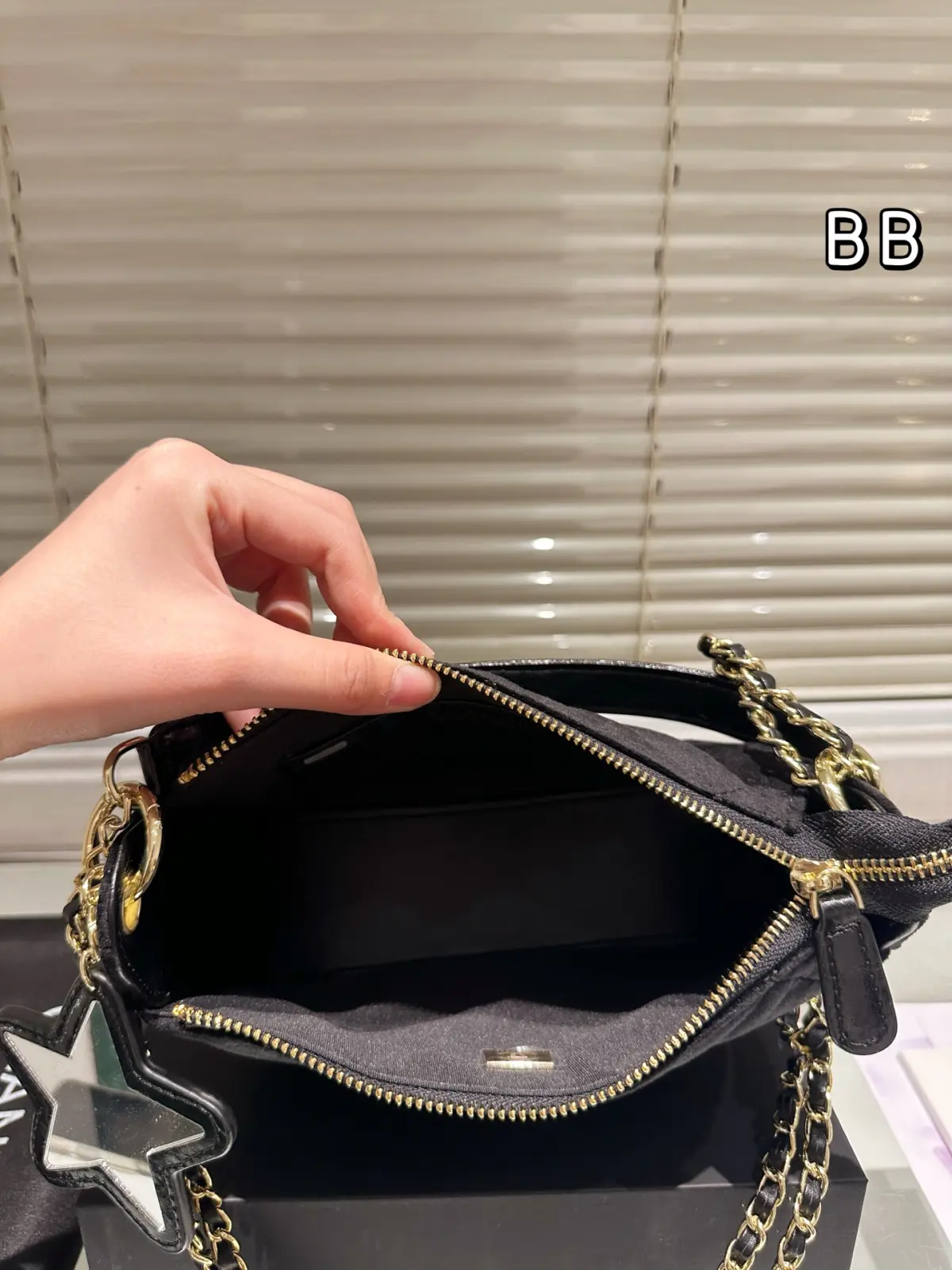 💰315.00\n丝绒新品Chanel香奈儿\n25N滑雪系列 最新品\n原单品质推荐自留\n配礼盒🎁尺寸21.15