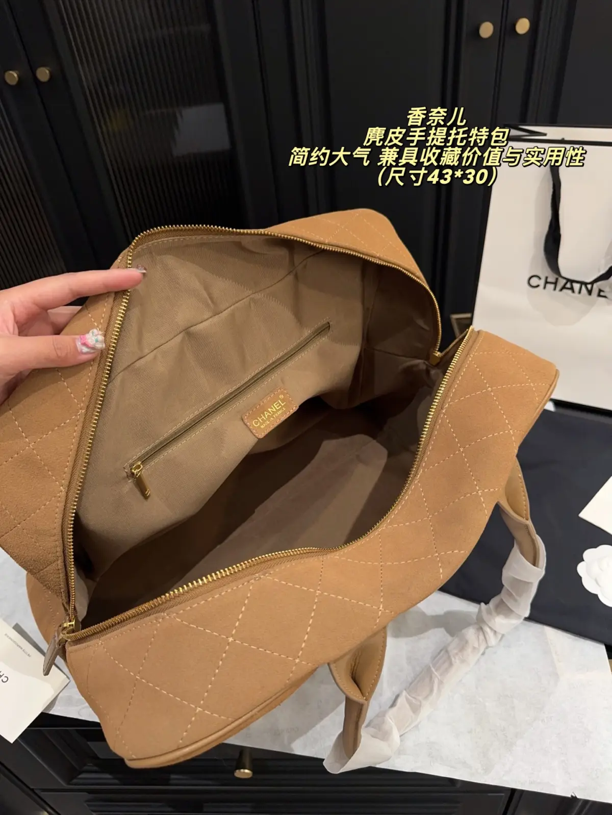 💰520.00无盒⚠️尺寸43*30\n 麂皮手提托特包\n2026春夏系列经典，采用标志性菱格纹，搭配白色皮革手柄和金色ogo，优雅复古#。包型简约大气，容量充足，适合通勤或短途出行。这款包延续精湛工艺，兼具收藏价值与实用性