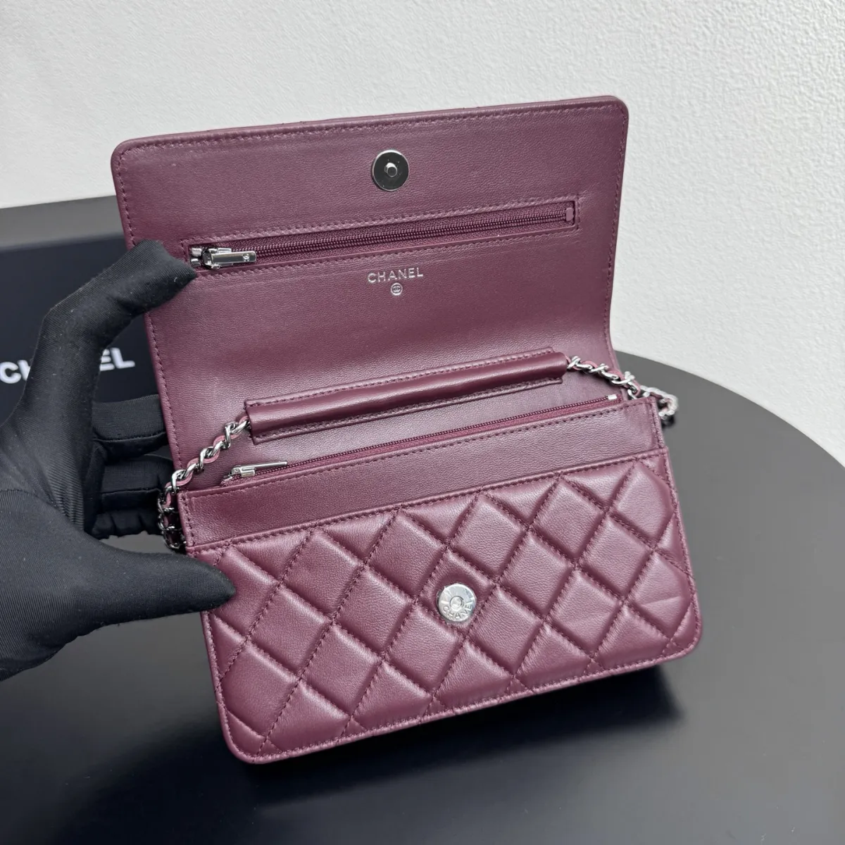 💰580Chanel woc 全钢字唛 \n原单质量，经典之作，华丽与气质的前沿，是你意想不到的尊贵。\n尺寸:19x12x3CM\n型号:33814羊皮