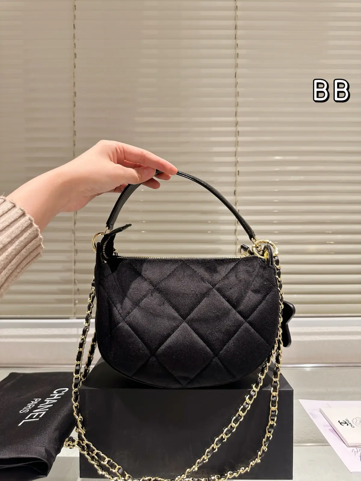 💰315.00\n丝绒新品Chanel香奈儿\n25N滑雪系列 最新品\n原单品质推荐自留\n配礼盒🎁尺寸21.15