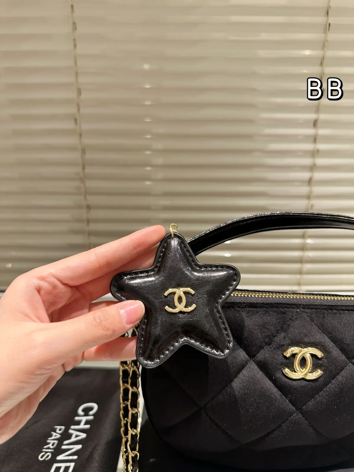 💰315.00\n丝绒新品Chanel香奈儿\n25N滑雪系列 最新品\n原单品质推荐自留\n配礼盒🎁尺寸21.15