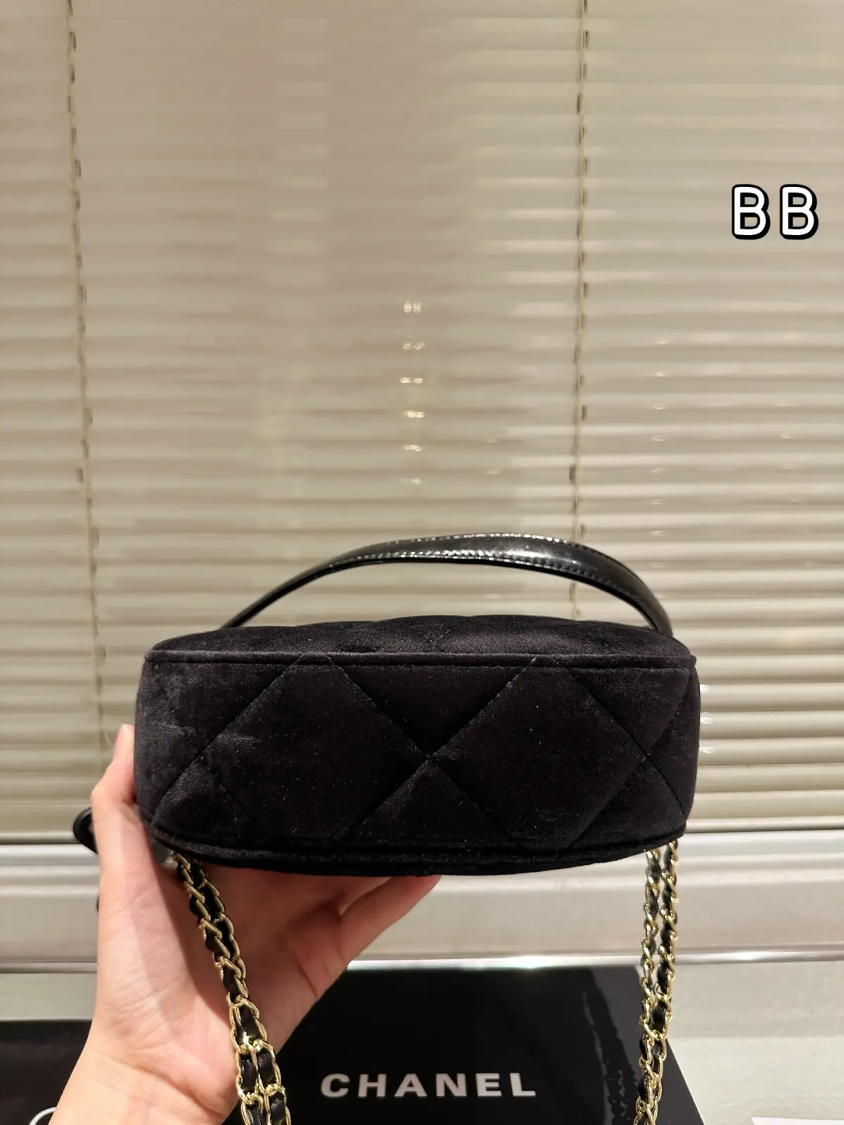 💰315.00\n丝绒新品Chanel香奈儿\n25N滑雪系列 最新品\n原单品质推荐自留\n配礼盒🎁尺寸21.15