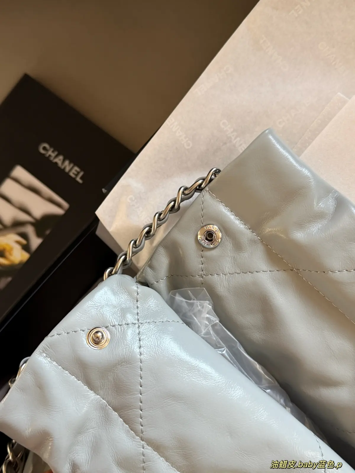 💰430.00 配盒 牛皮\n\nsize：35*37cm（中号）\n太好搭配了新颜色呜呜呜\nchanel 22bag 垃圾袋\n嘟嘟简直太美了心动太好看了!\n 软软糯糯的质感超级舒服!\n搜索🔍 小香家 垃圾袋