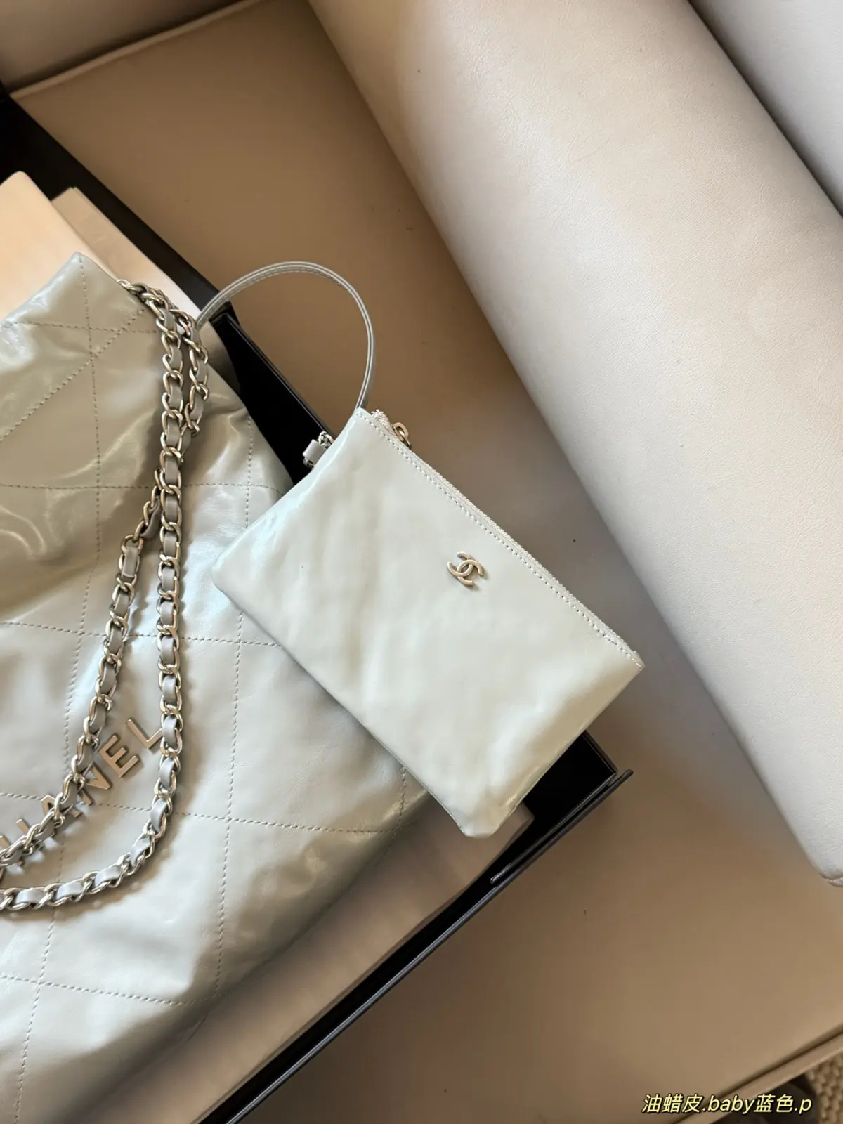 💰430.00 配盒 牛皮\n\nsize：35*37cm（中号）\n太好搭配了新颜色呜呜呜\nchanel 22bag 垃圾袋\n嘟嘟简直太美了心动太好看了!\n 软软糯糯的质感超级舒服!\n搜索🔍 小香家 垃圾袋