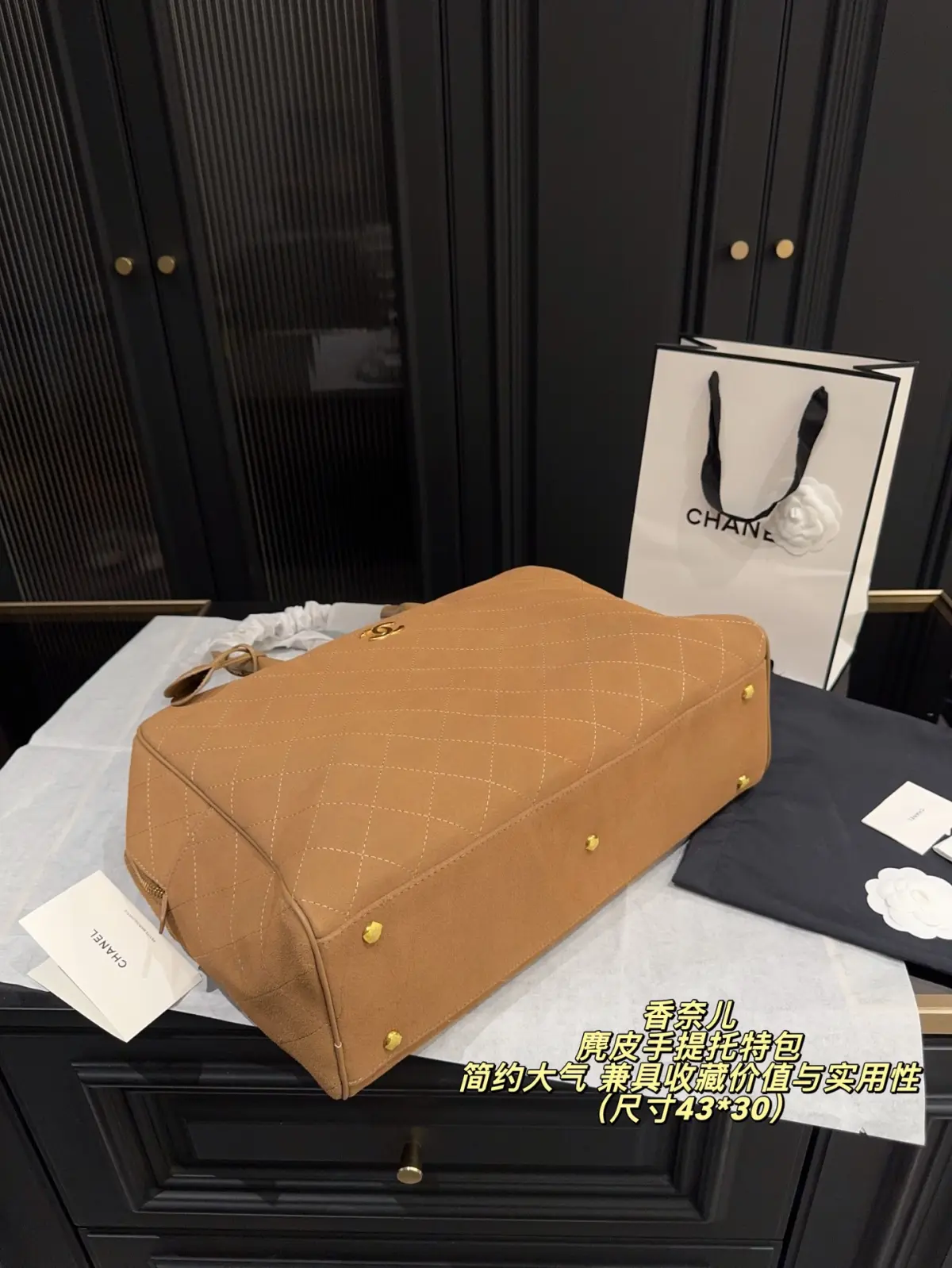 💰520.00无盒⚠️尺寸43*30\n 麂皮手提托特包\n2026春夏系列经典，采用标志性菱格纹，搭配白色皮革手柄和金色ogo，优雅复古#。包型简约大气，容量充足，适合通勤或短途出行。这款包延续精湛工艺，兼具收藏价值与实用性