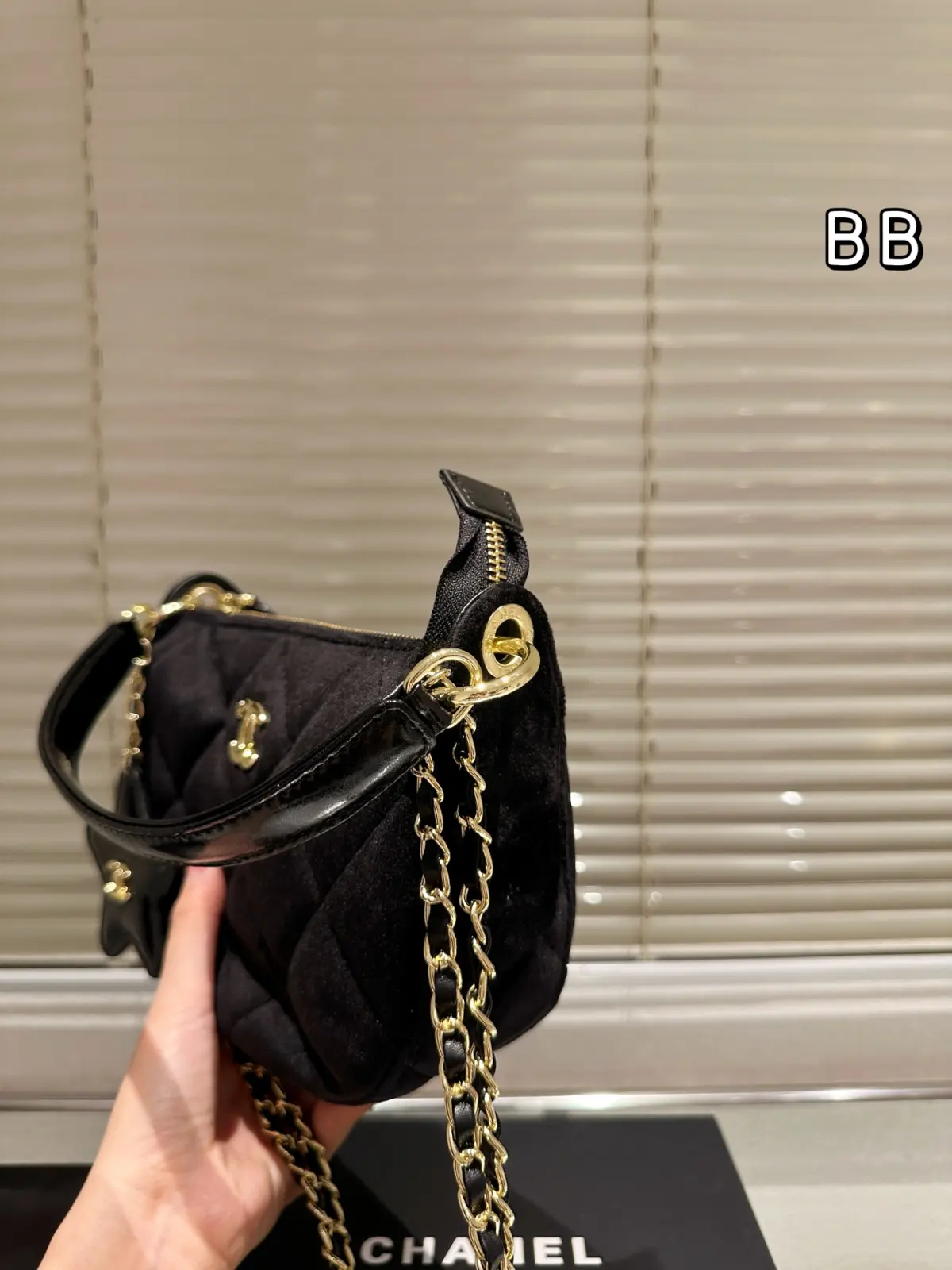 💰315.00\n丝绒新品Chanel香奈儿\n25N滑雪系列 最新品\n原单品质推荐自留\n配礼盒🎁尺寸21.15